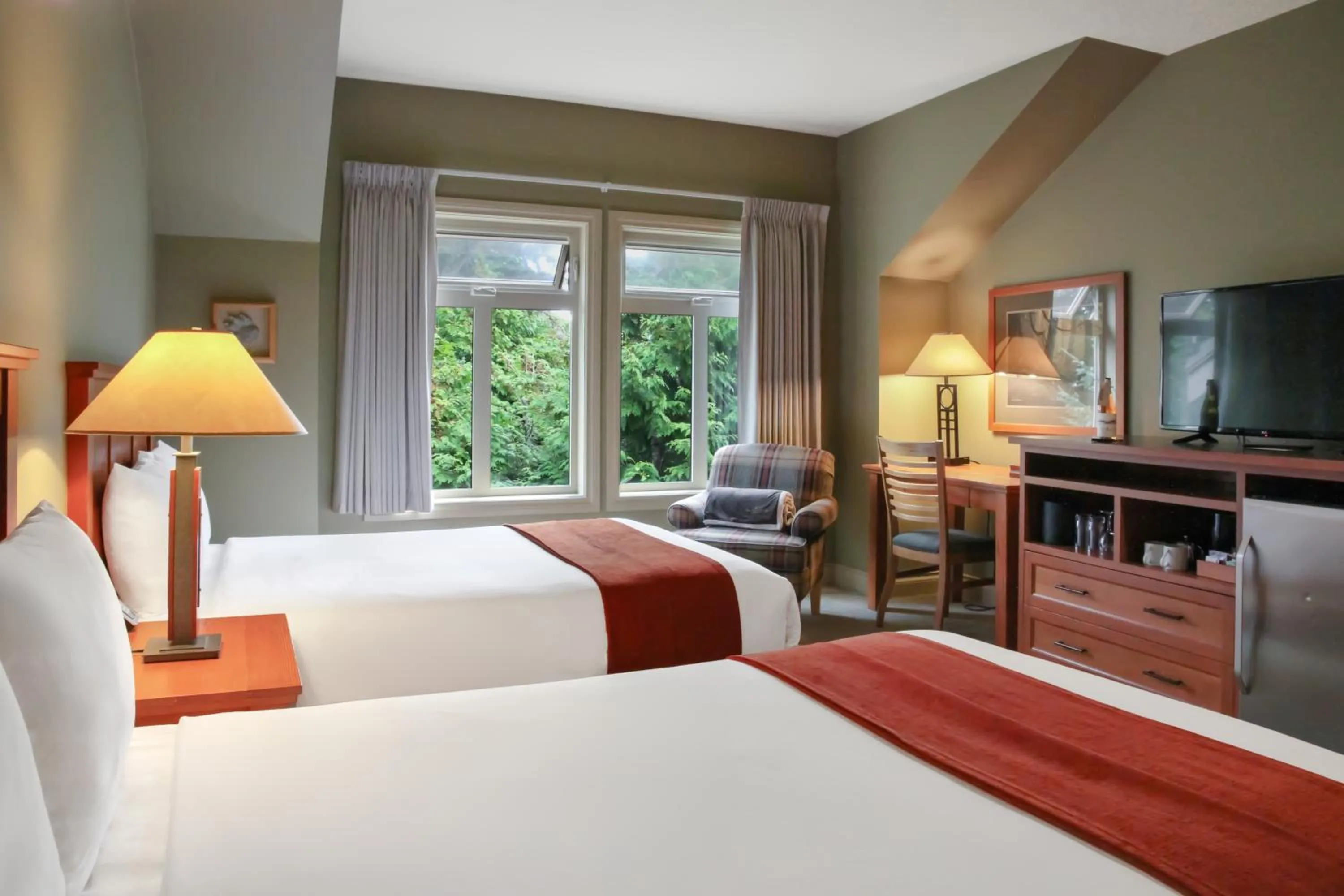 Photo of the whole room, Bed in Long Beach Lodge Resort