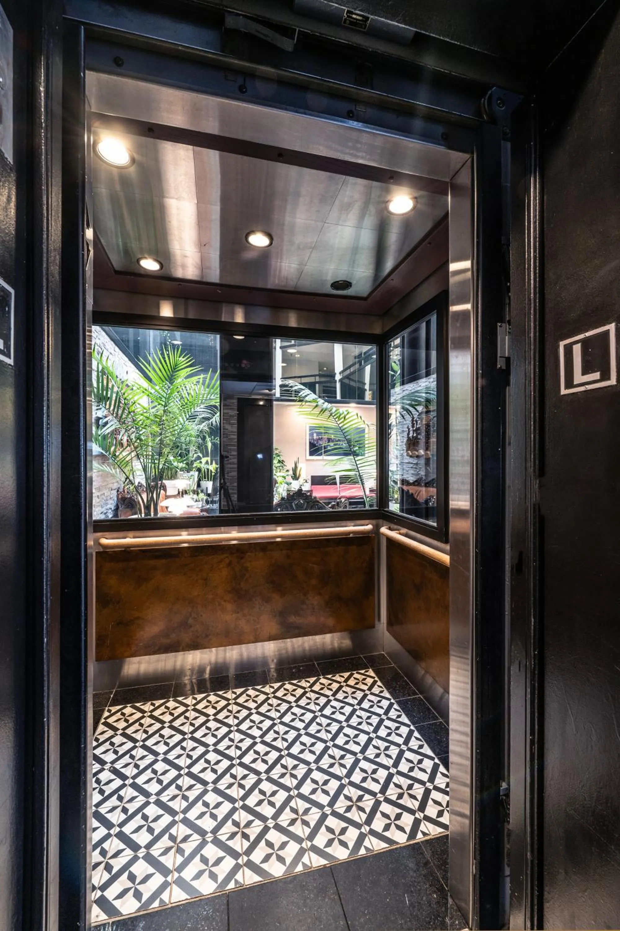 elevator in Hotel International