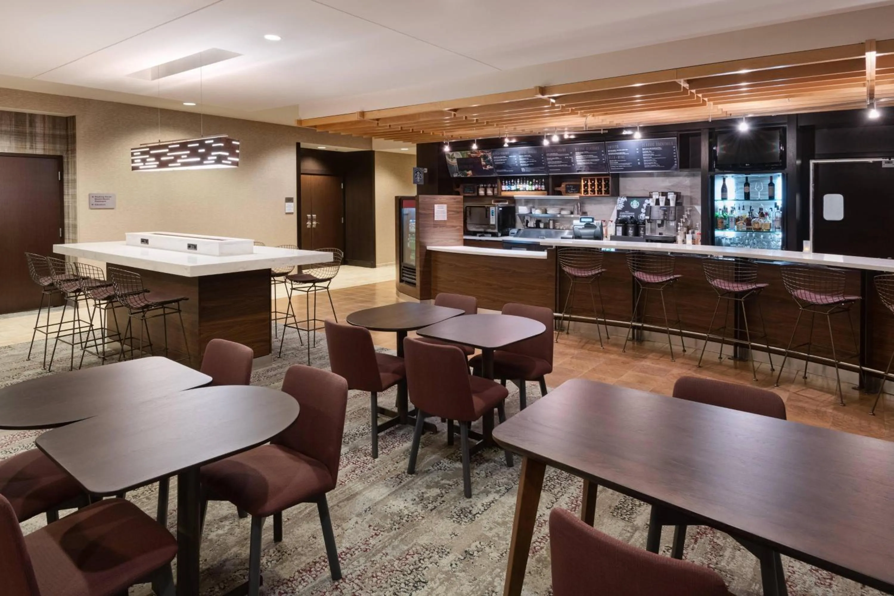 Restaurant/places to eat in Courtyard by Marriott Pittsburgh Washington Meadow Lands