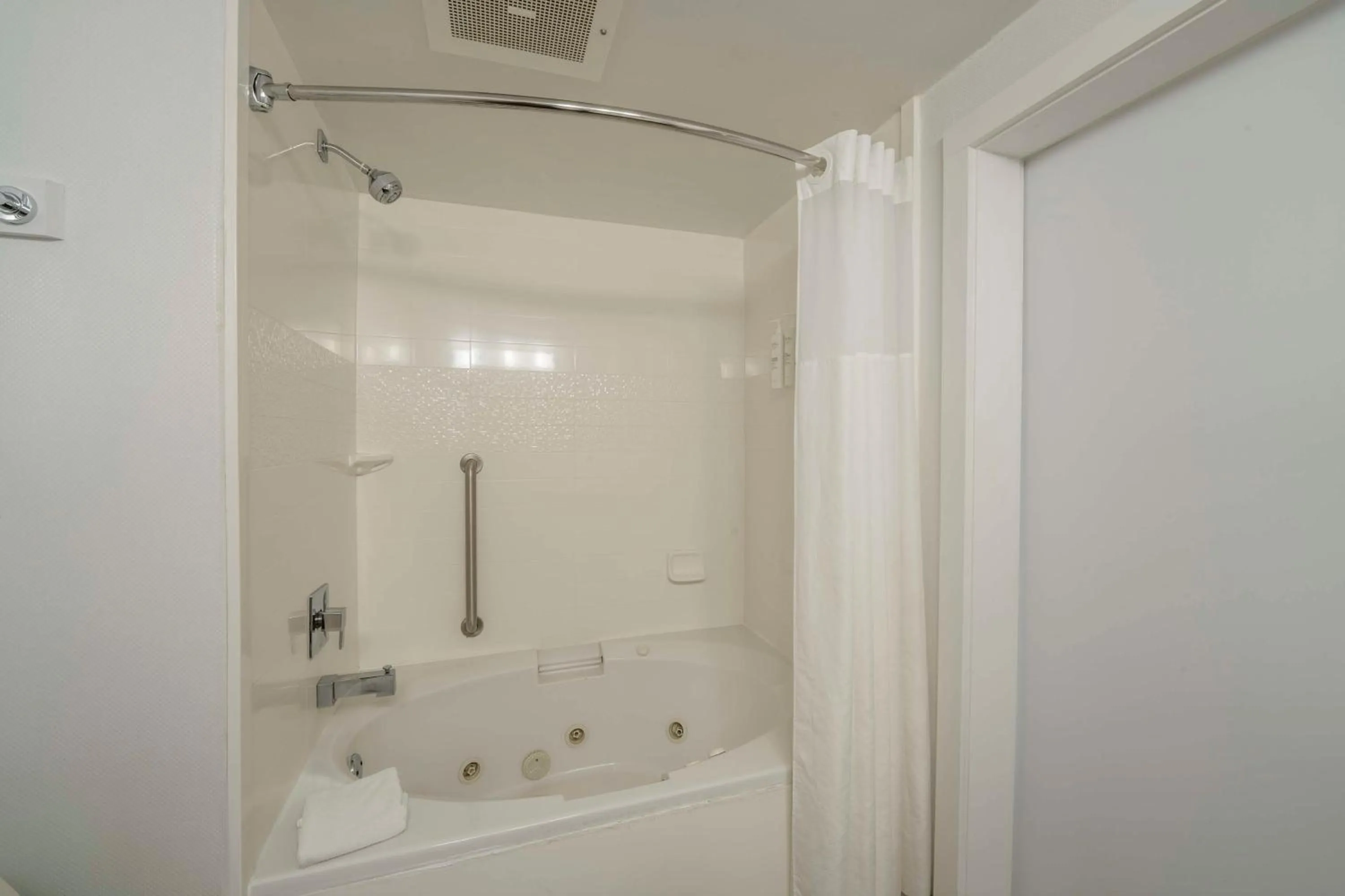 Bathroom in Hampton Inn Jacksonville South/I-95 at JTB