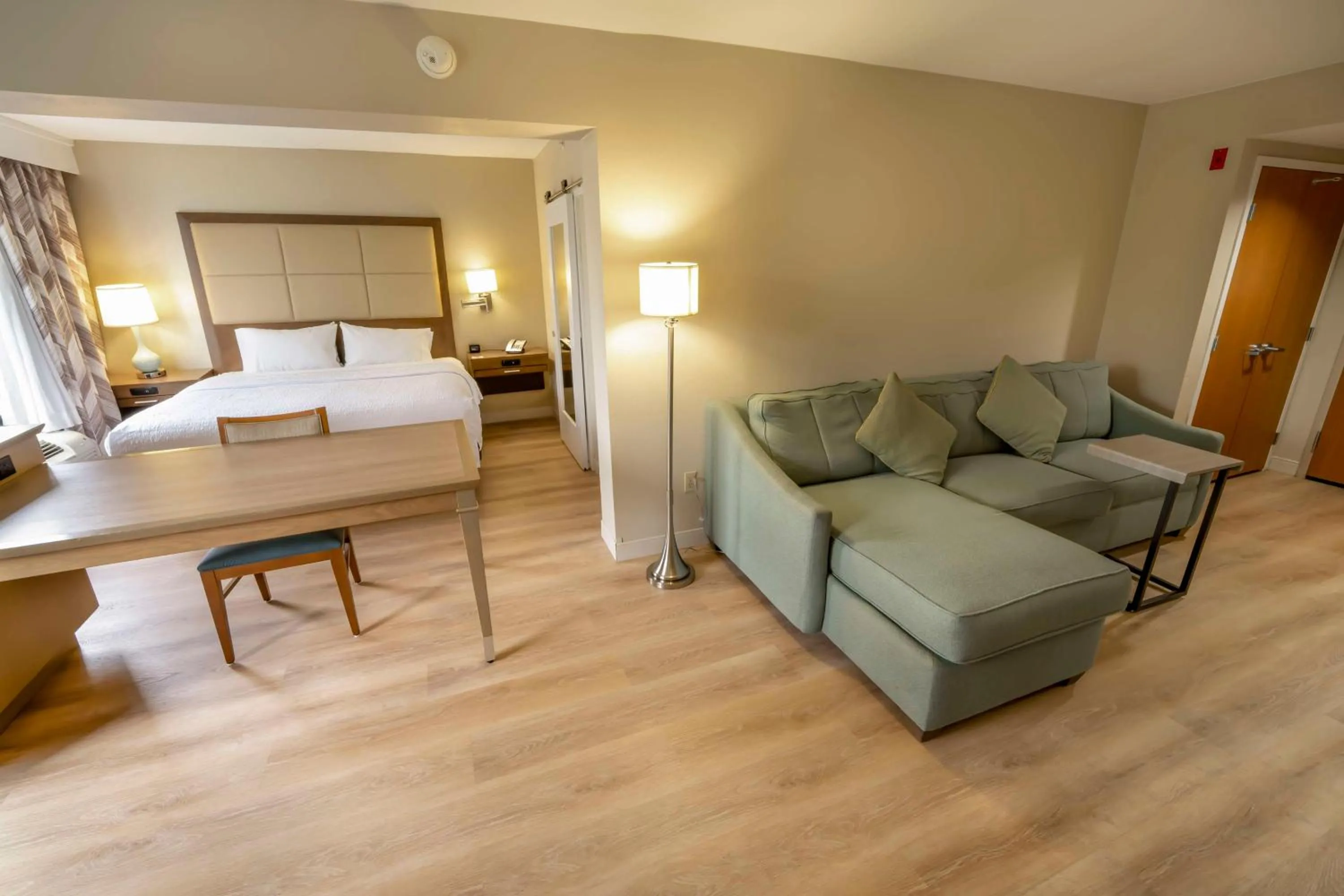 Living room, Bed in Hampton Inn Jacksonville South/I-95 at JTB