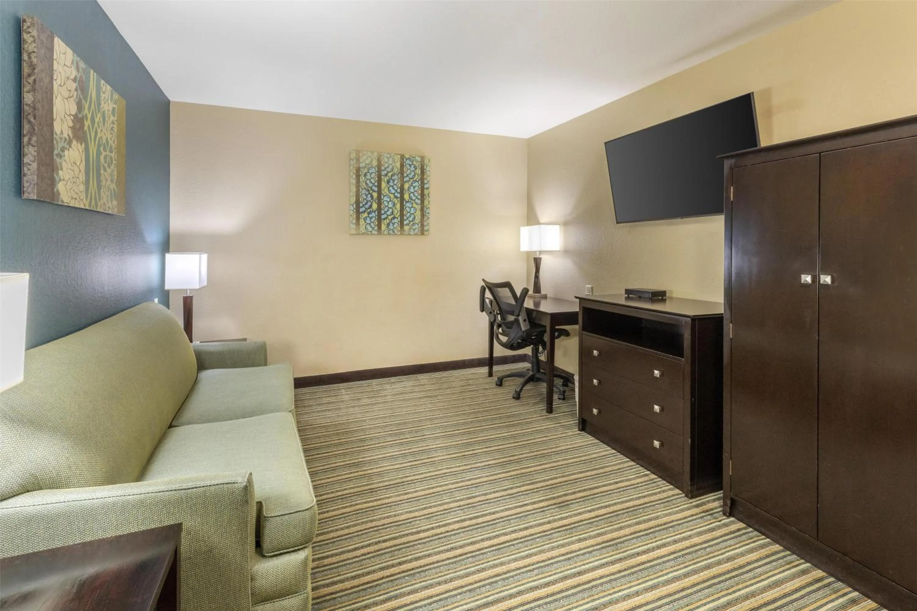 Bedroom in Best Western Long Beach Inn