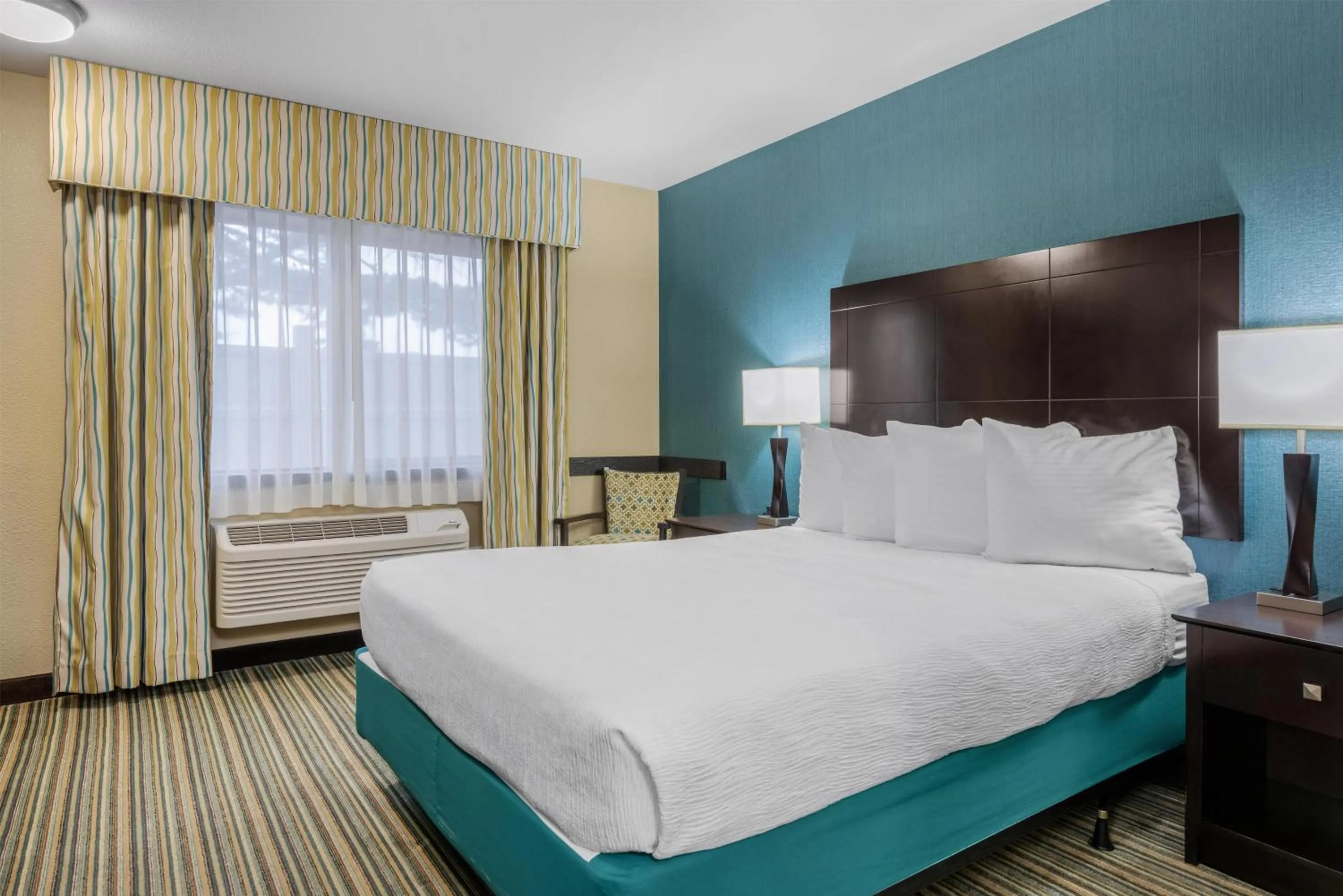 Bedroom, Bed in Best Western Long Beach Inn