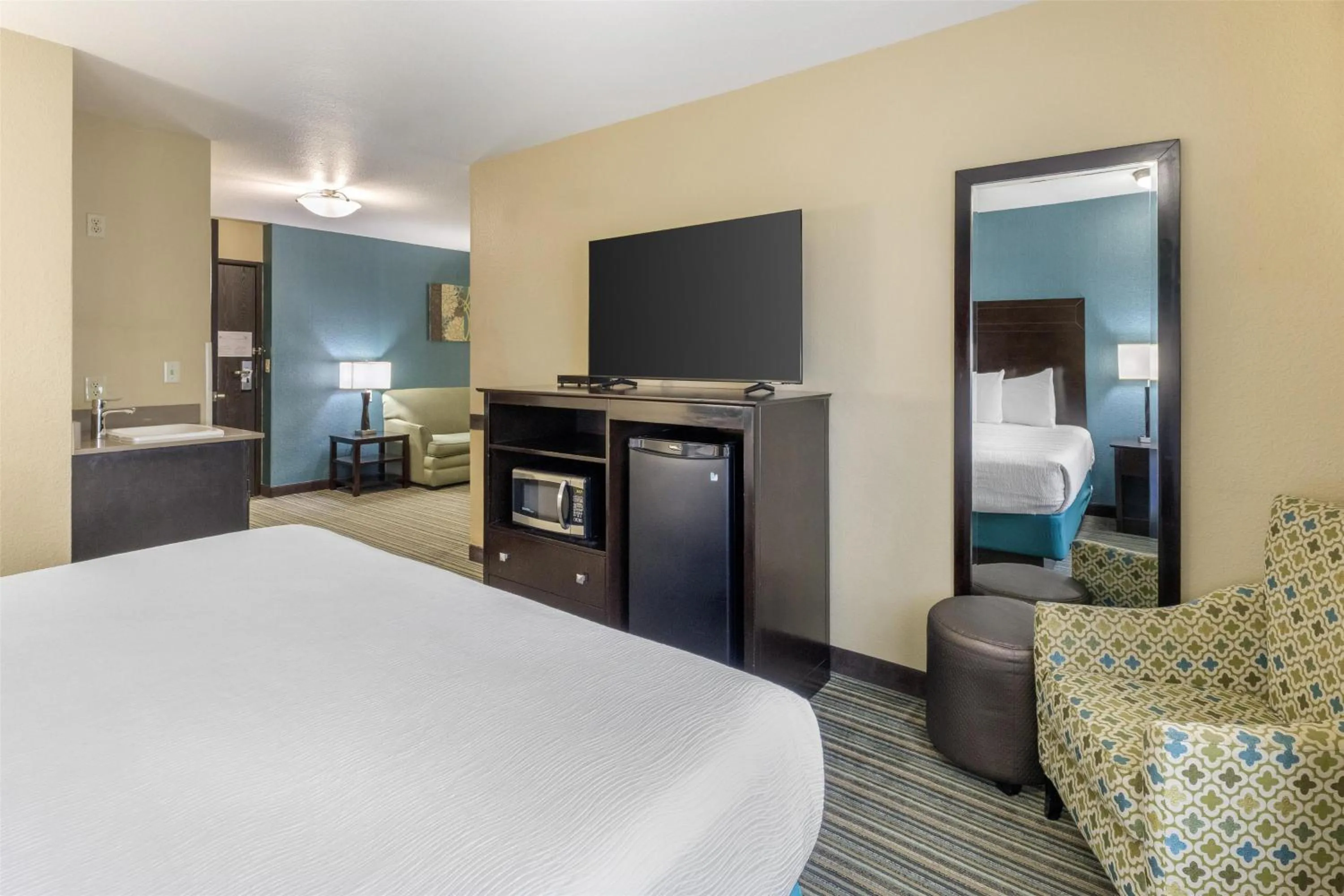 Bedroom, Bed in Best Western Long Beach Inn