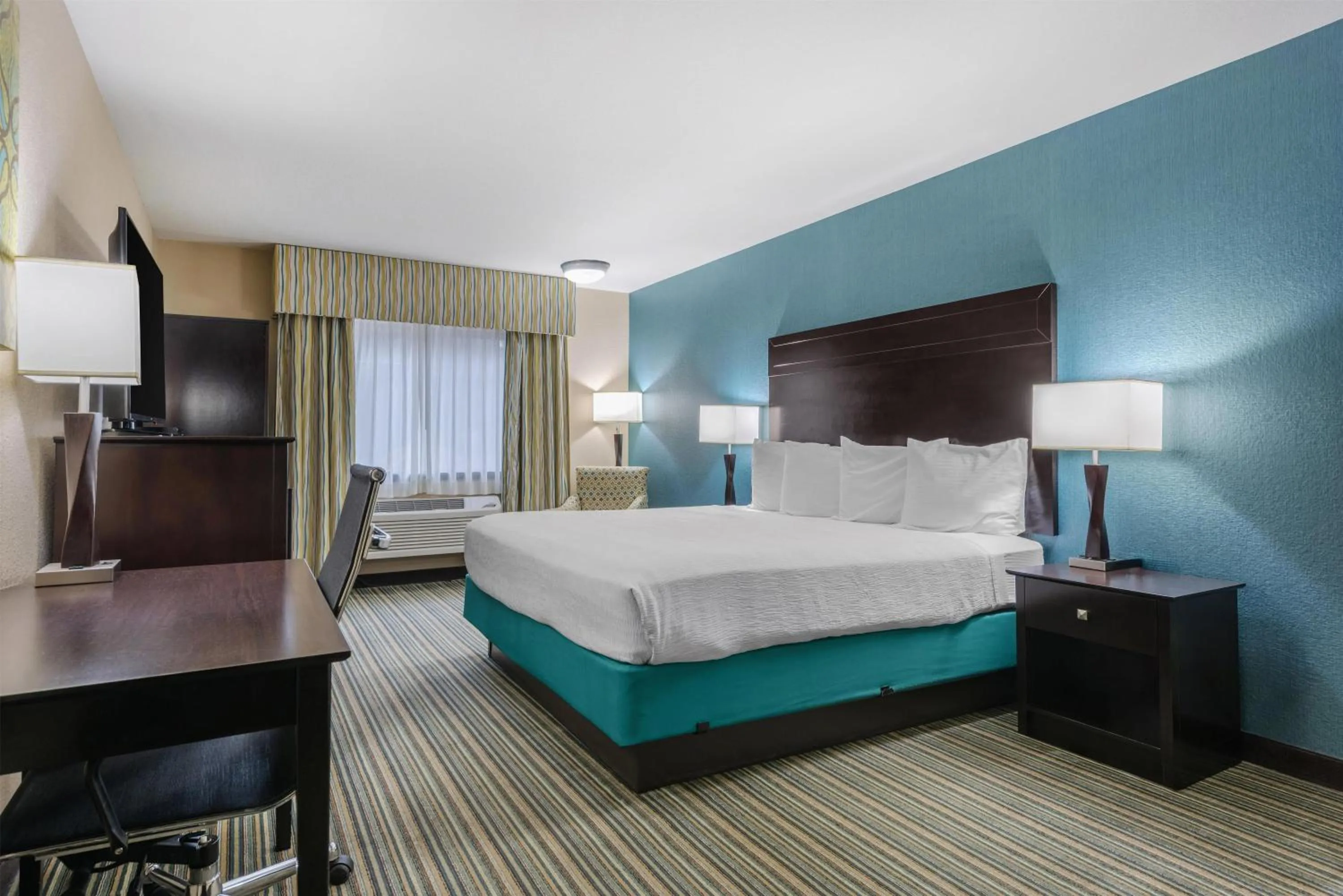 Bedroom, Bed in Best Western Long Beach Inn