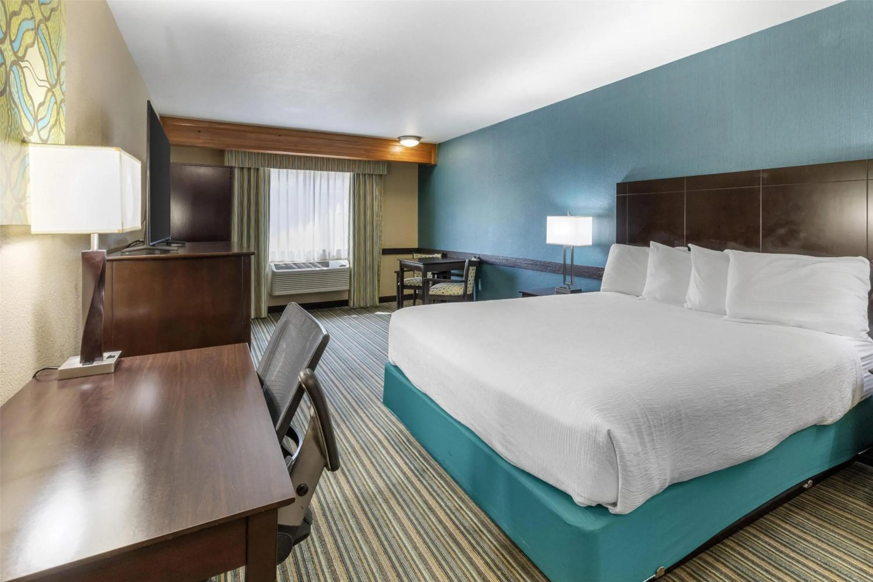 Bedroom, Bed in Best Western Long Beach Inn