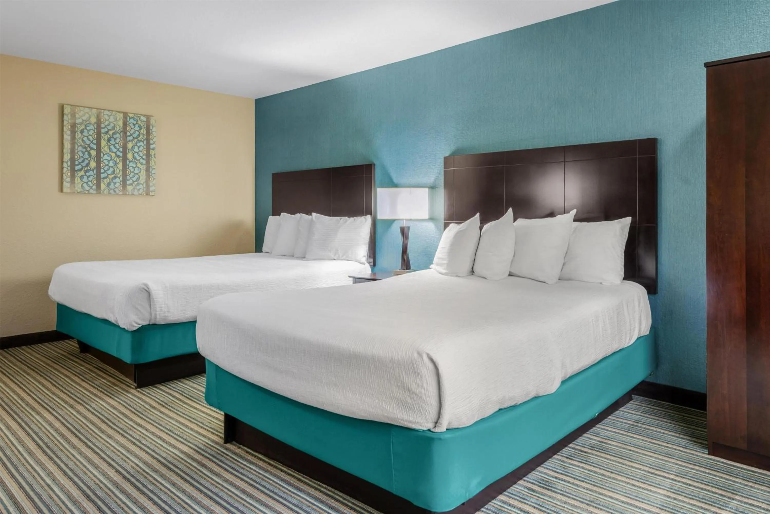 Bedroom, Bed in Best Western Long Beach Inn