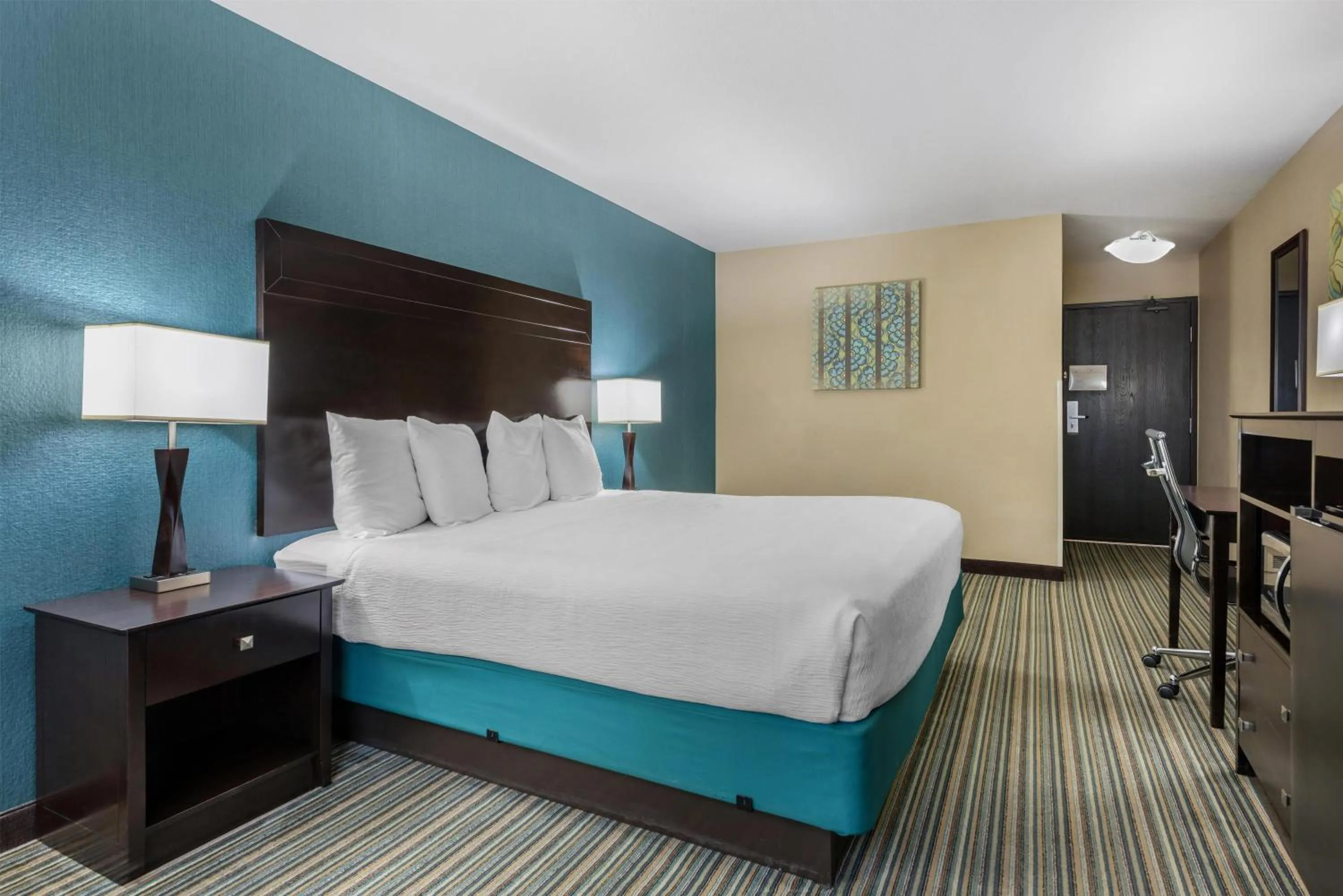 Bedroom, Bed in Best Western Long Beach Inn