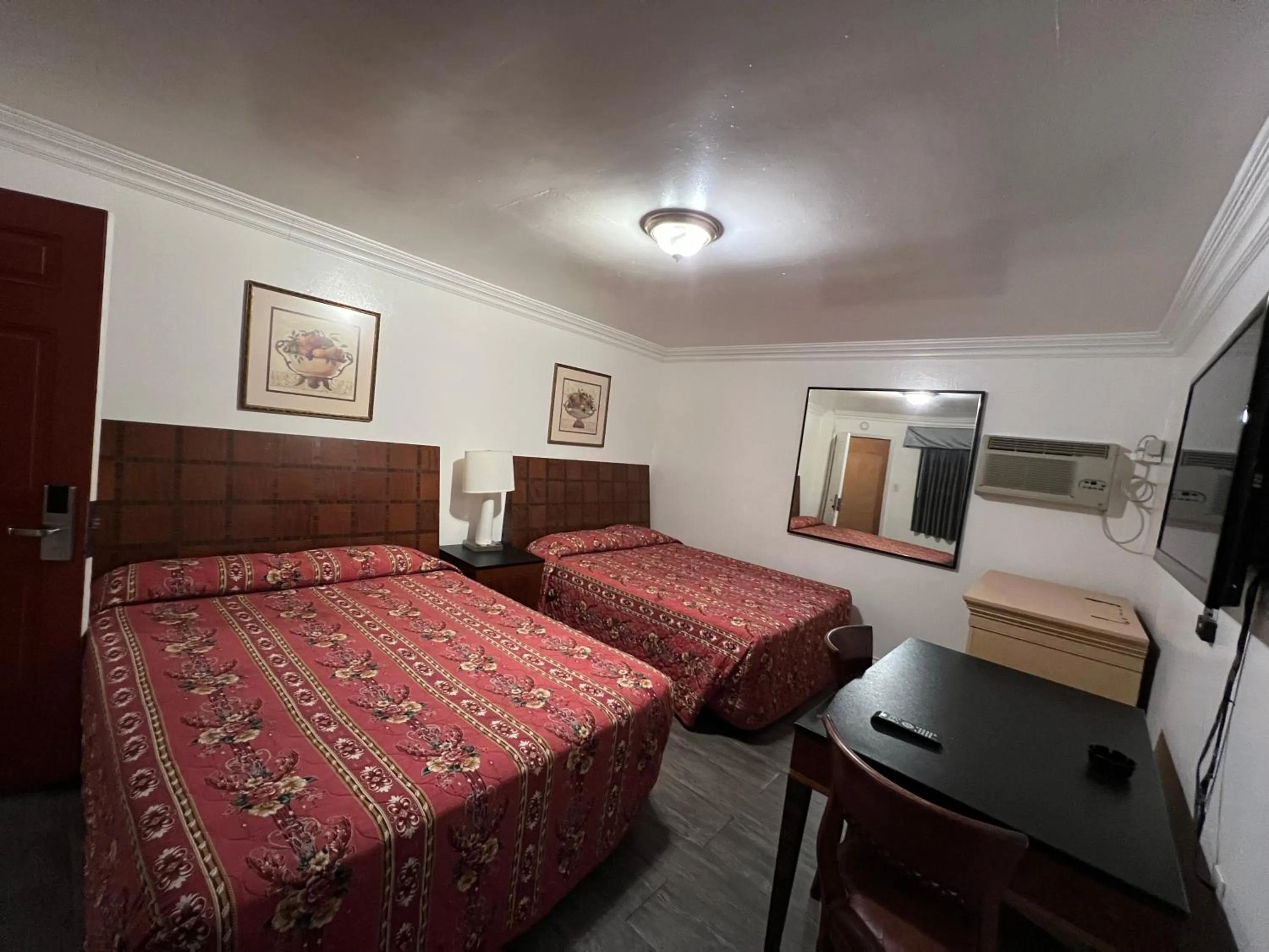 Bed in Flamingo Motel Oxnard