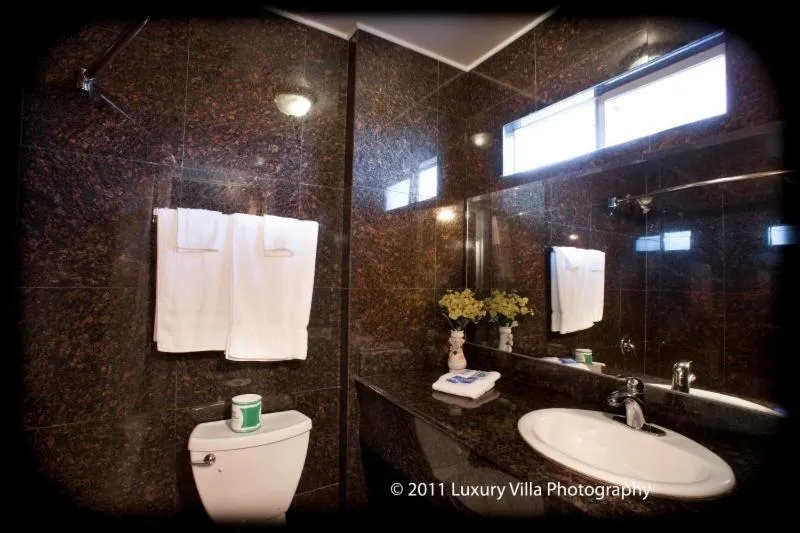 Bathroom in Flamingo Motel Oxnard