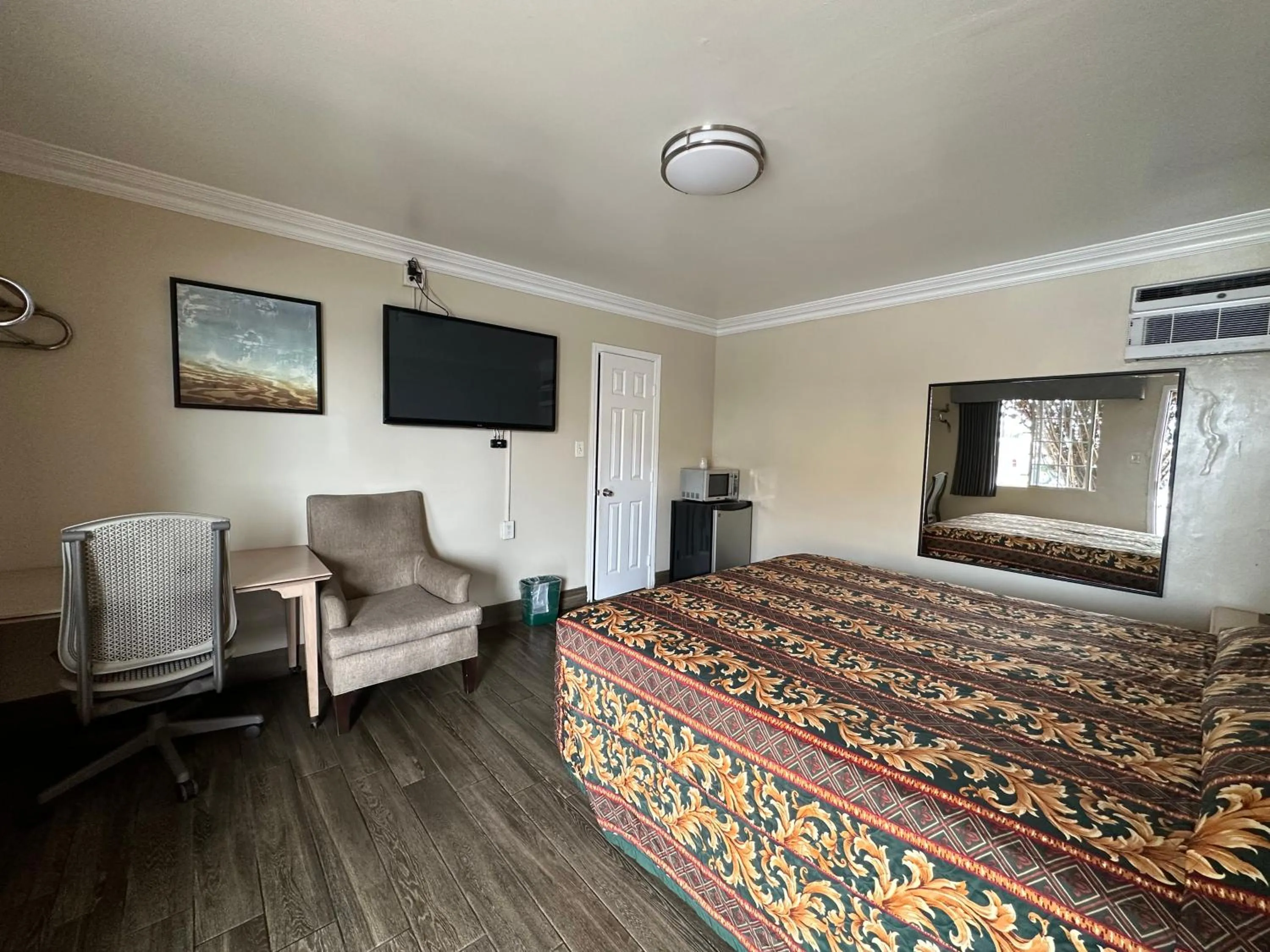 Bed in Flamingo Motel Oxnard