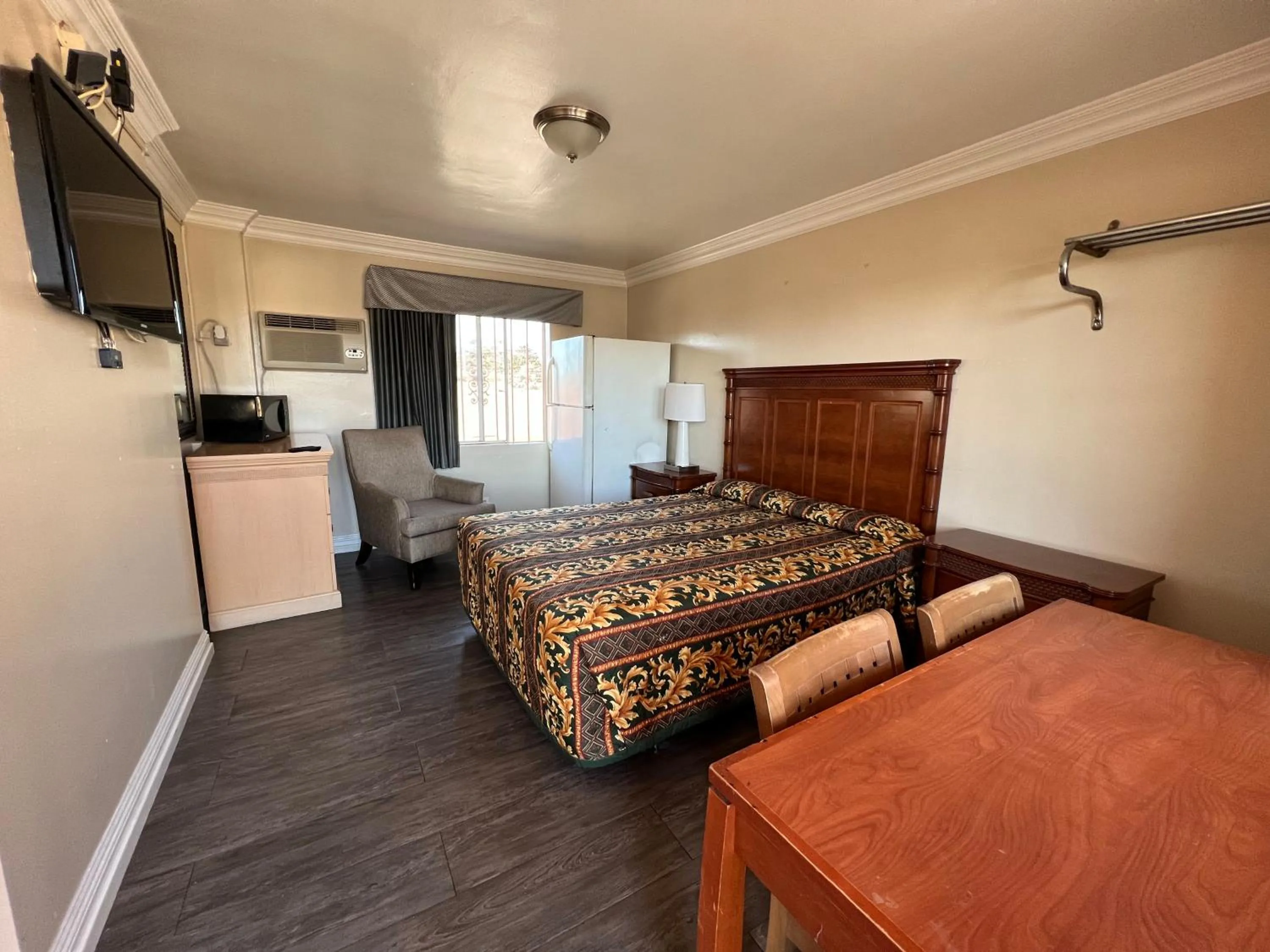 Bed in Flamingo Motel Oxnard