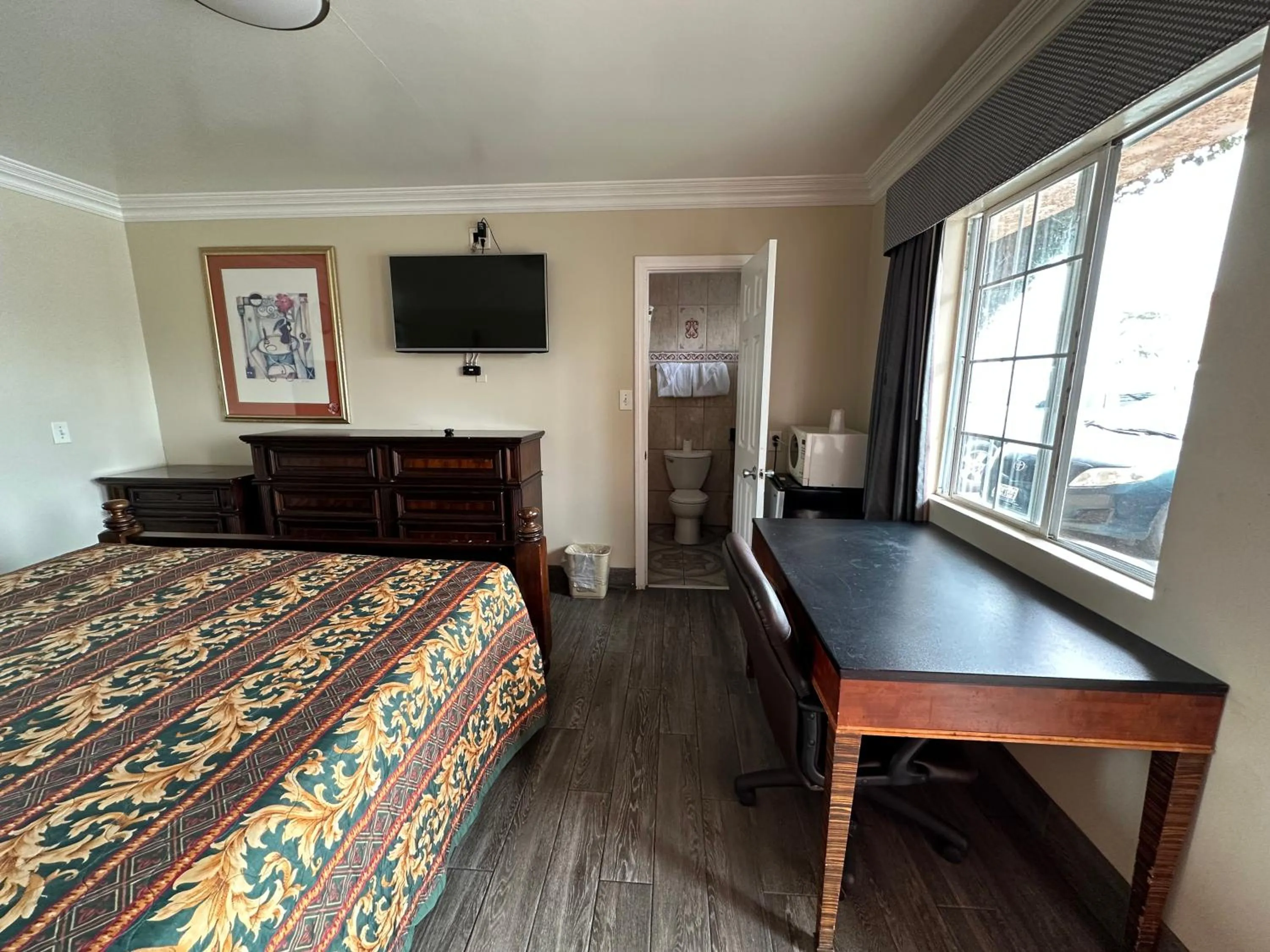 Bed in Flamingo Motel Oxnard