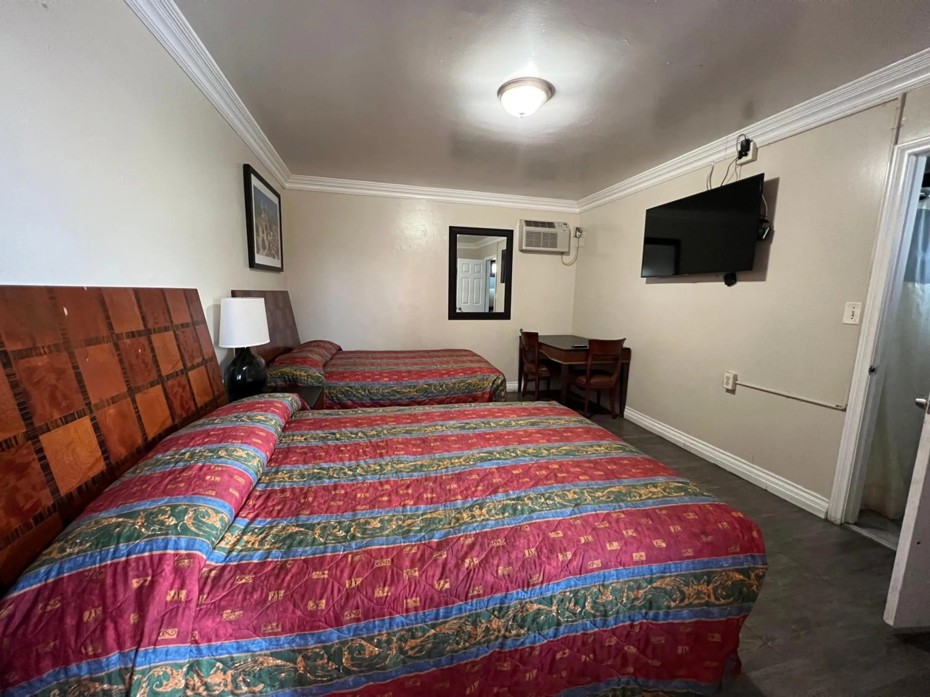 Bed in Flamingo Motel Oxnard