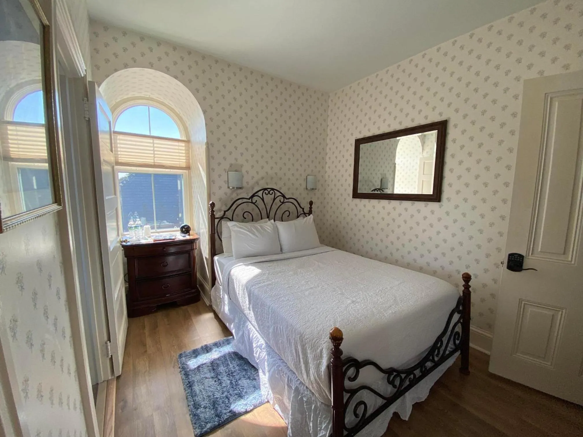 Photo of the whole room, Bed in Greystone Manor Bed & Breakfast