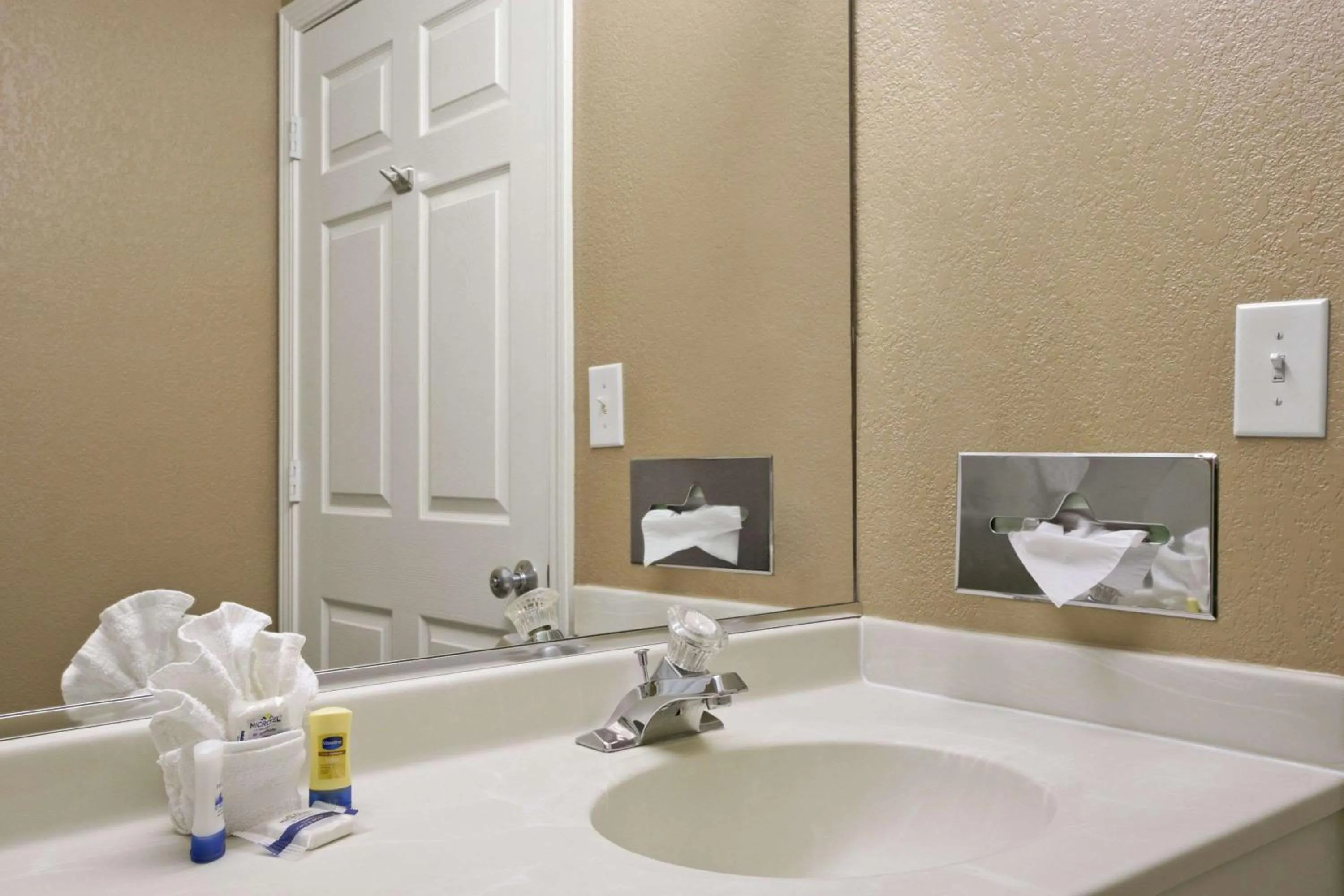 Bathroom in Microtel Inn & Suites By Wyndham Mineral Wells/Parkersburg