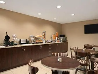 Continental breakfast in Microtel Inn & Suites By Wyndham Mineral Wells/Parkersburg