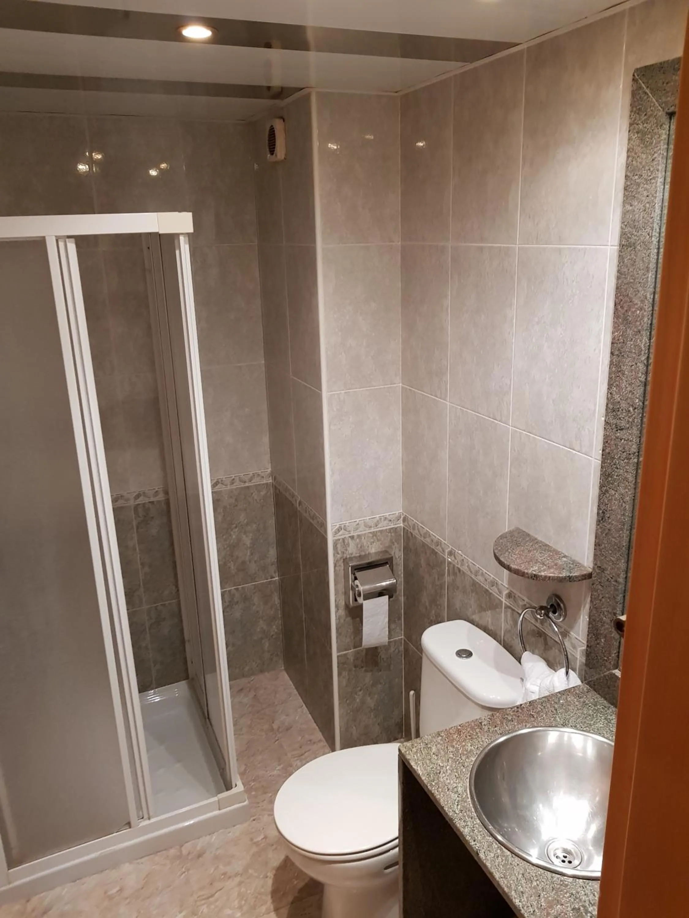 Shower in Hostal Milenium