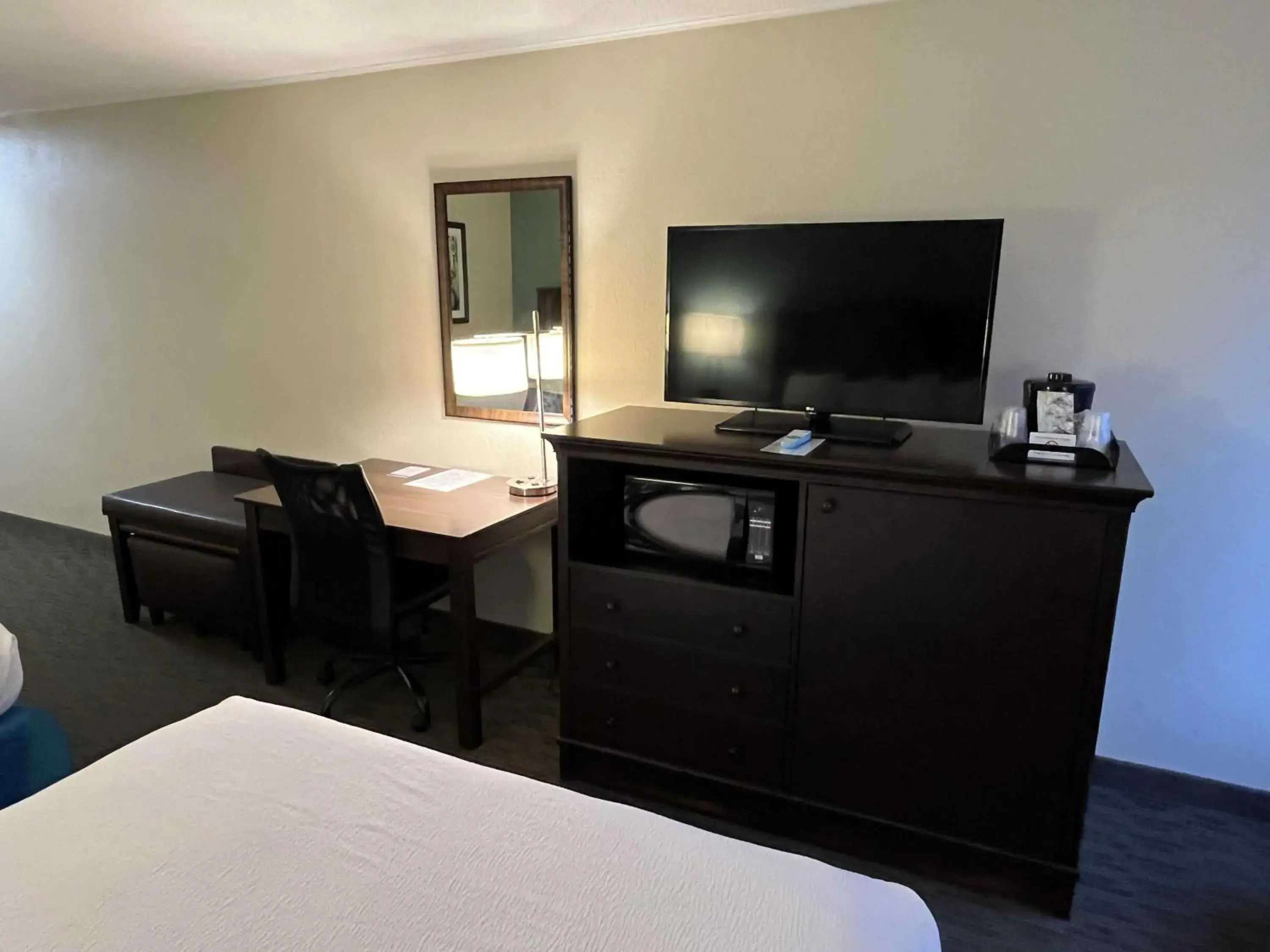 King Room with Roll-in Shower - Disability Access/Non-Smoking in Best Western Williamsburg Historic District King Room with Roll-in Shower - Disability Access/Non-Smoking in Best Western Williamsburg Historic District