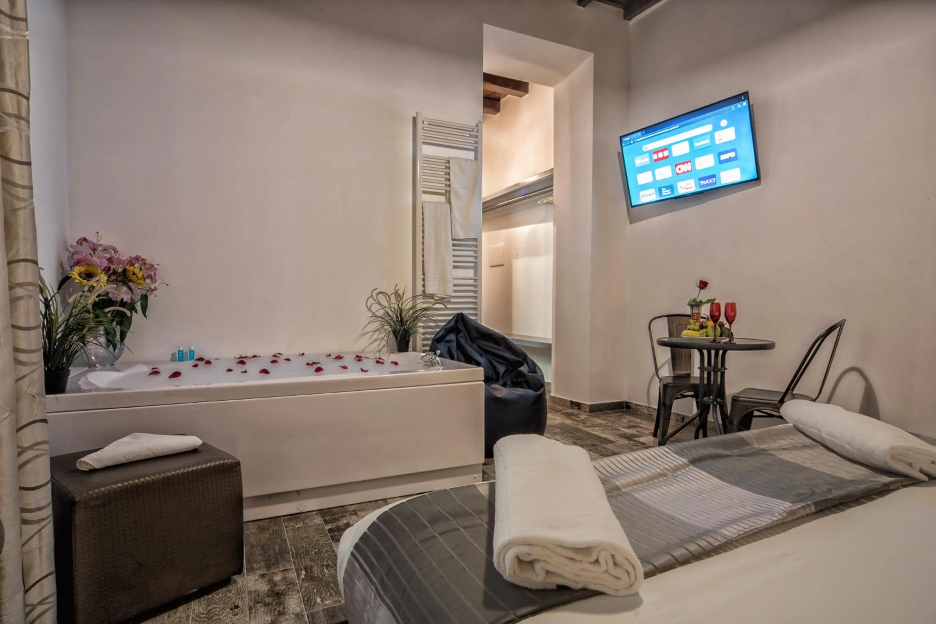 Hot Tub, Bed in StarHome Navona