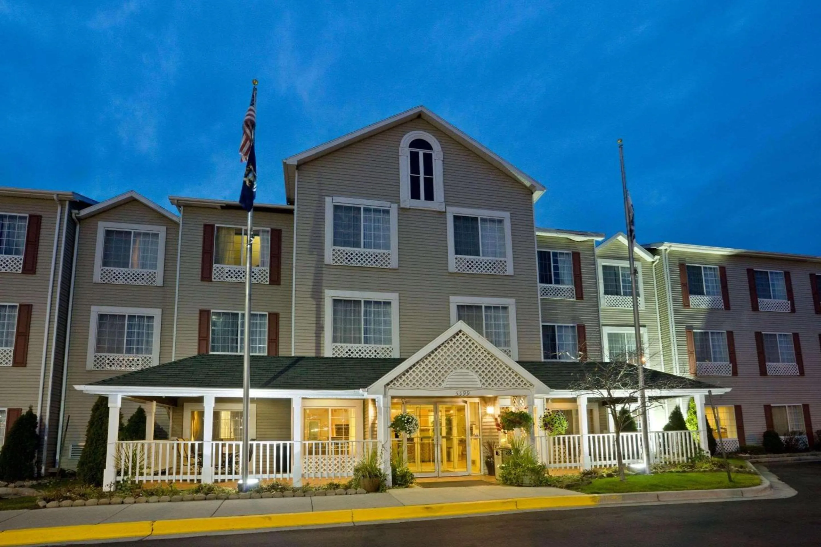 Property building in Country Inn & Suites by Radisson, Grand Rapids Airport, MI
