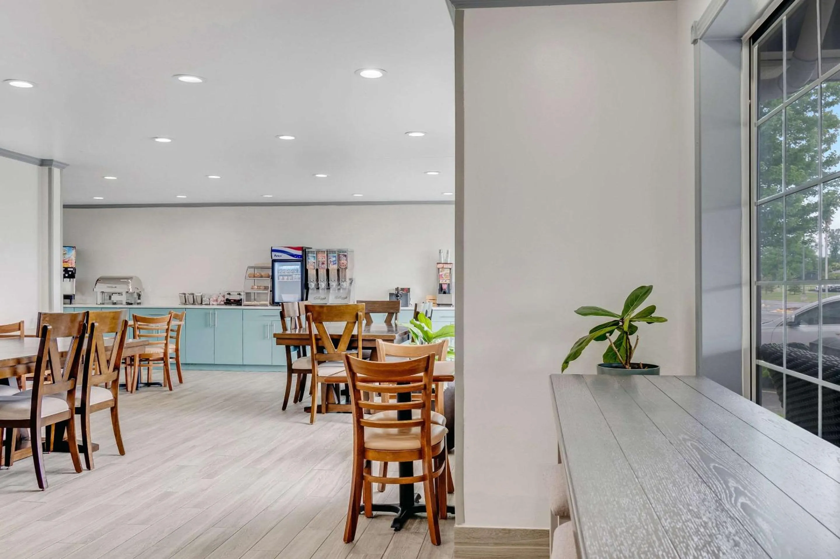 Breakfast in Country Inn & Suites by Radisson, Grand Rapids Airport, MI