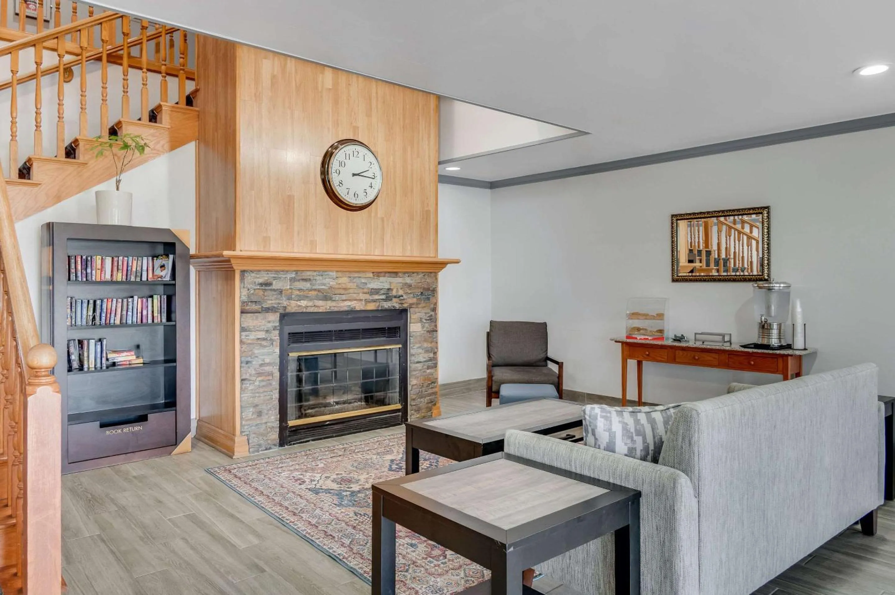 Lobby or reception in Country Inn & Suites by Radisson, Grand Rapids Airport, MI