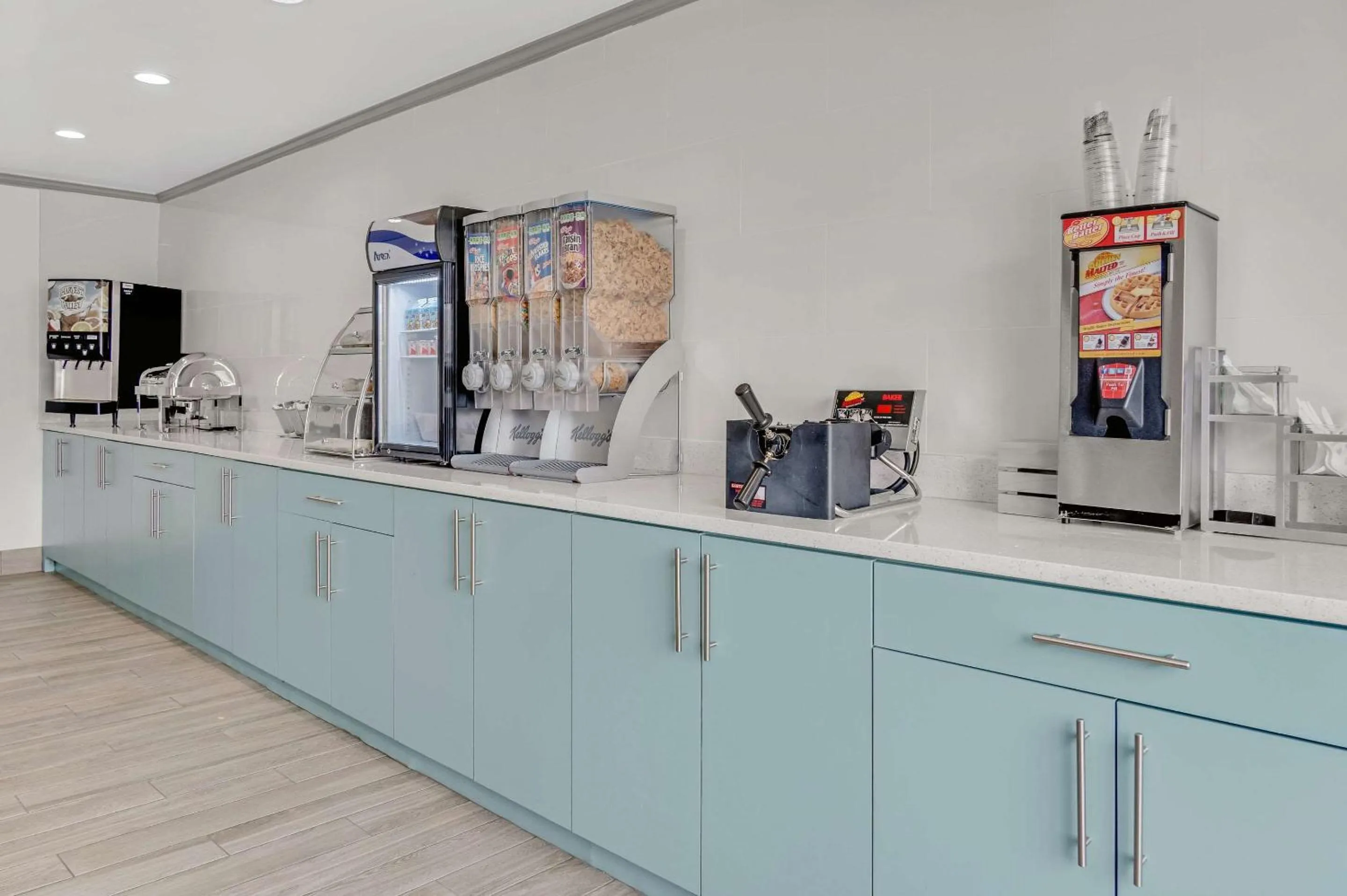 Breakfast in Country Inn & Suites by Radisson, Grand Rapids Airport, MI