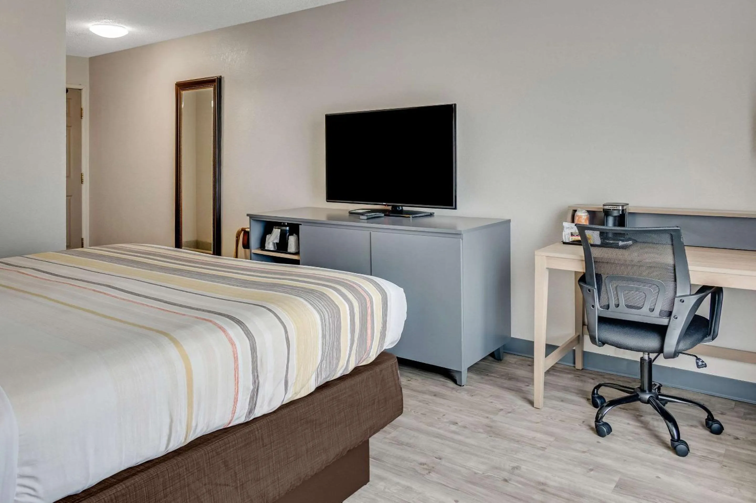 Bedroom, Bed in Country Inn & Suites by Radisson, Grand Rapids Airport, MI