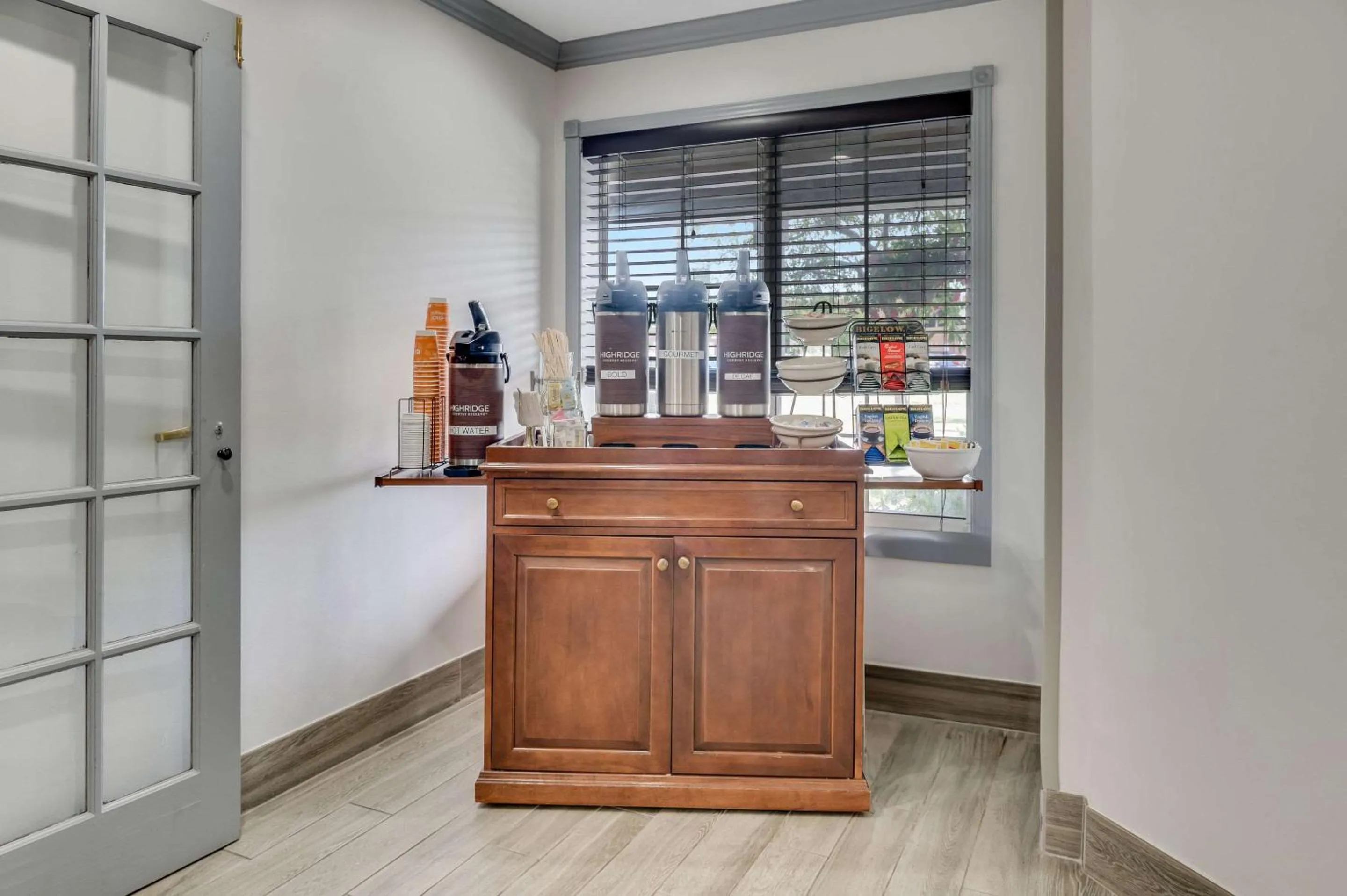 Lobby or reception in Country Inn & Suites by Radisson, Grand Rapids Airport, MI