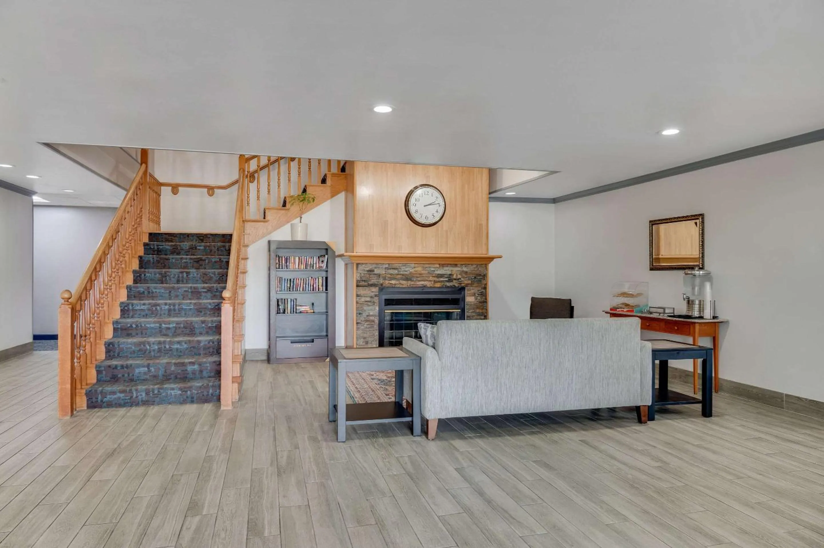 Lobby or reception in Country Inn & Suites by Radisson, Grand Rapids Airport, MI