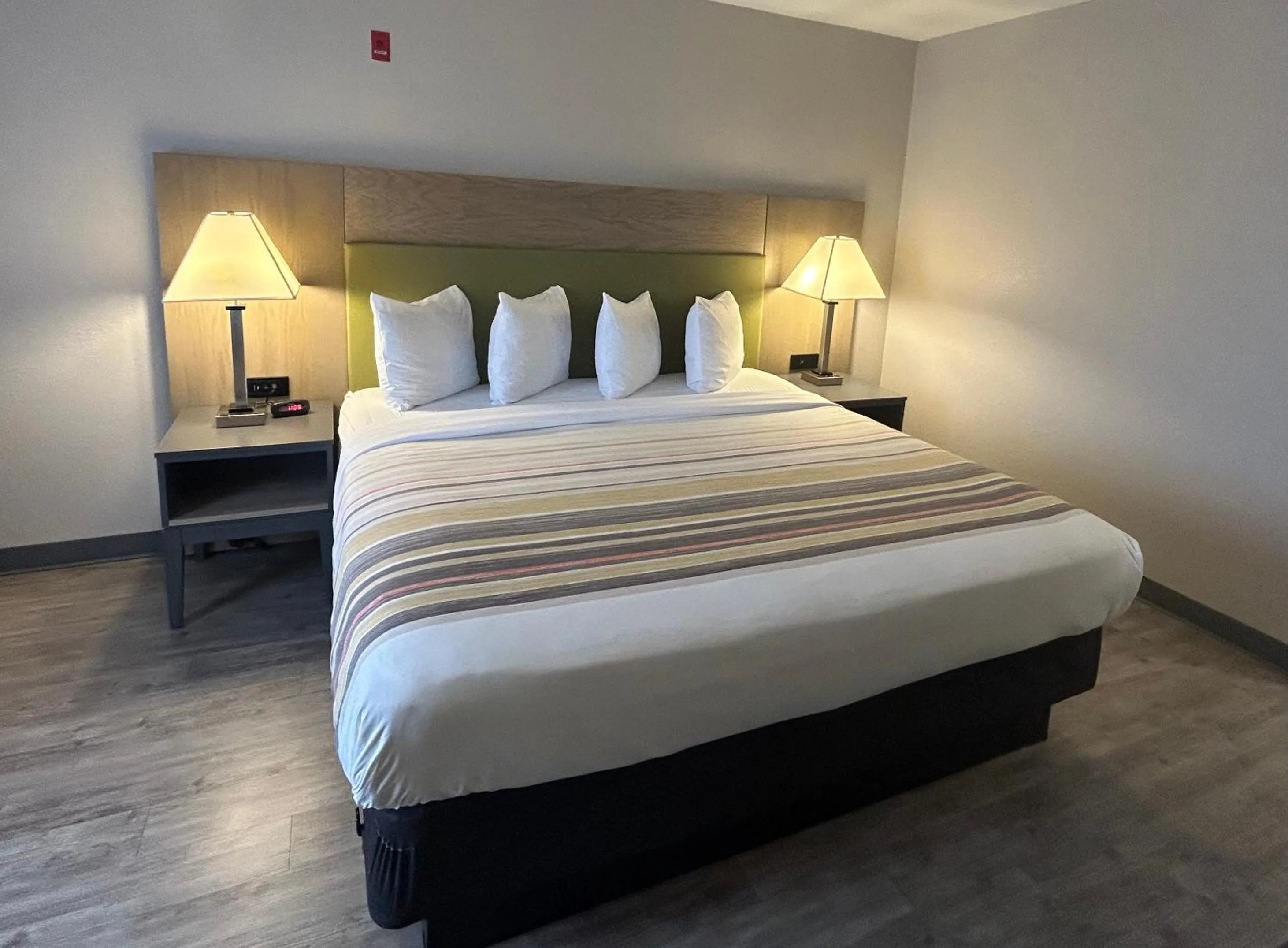 On site, Bed in Country Inn & Suites by Radisson, Grand Rapids Airport, MI