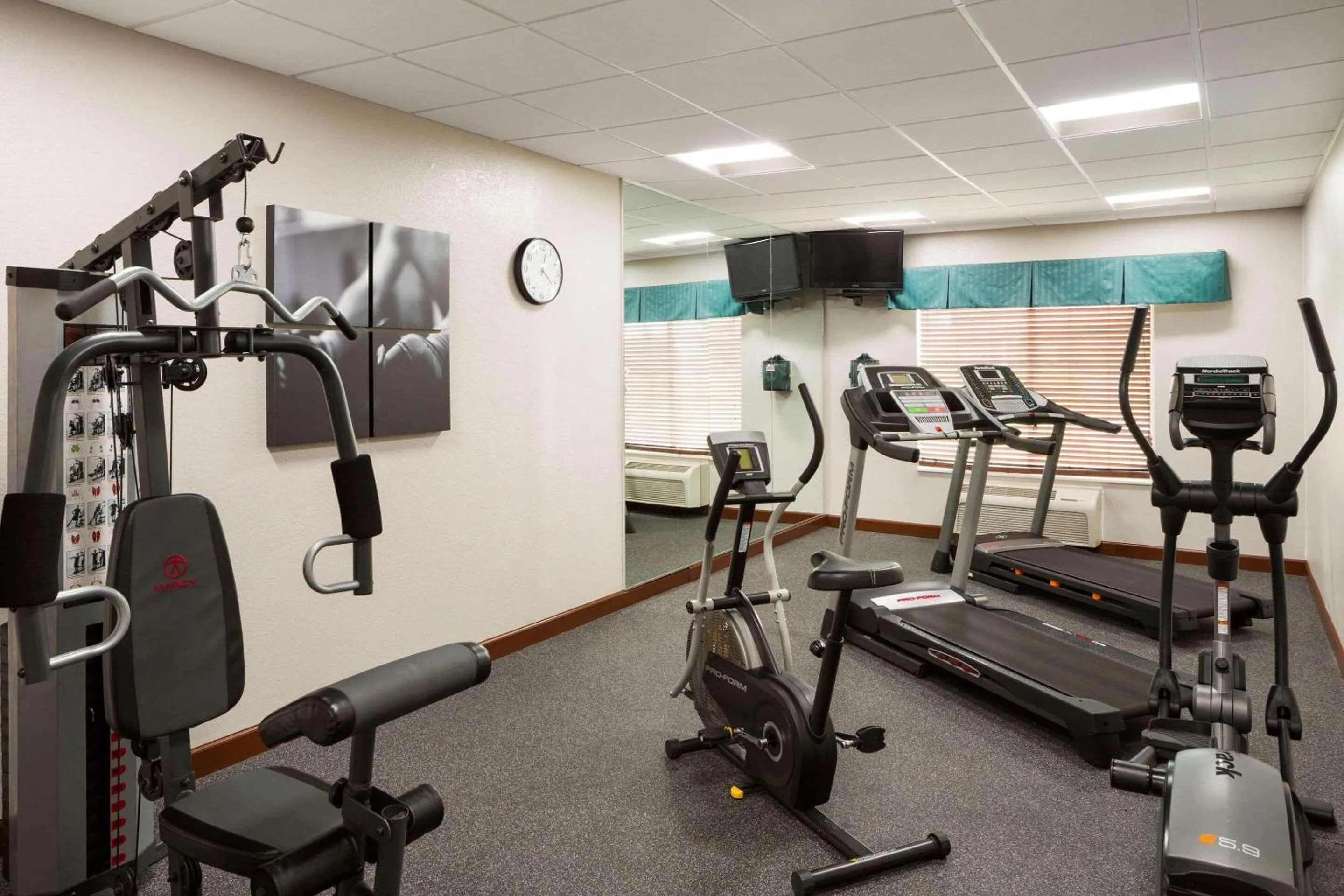Fitness centre/facilities in Country Inn & Suites by Radisson, Grand Rapids Airport, MI