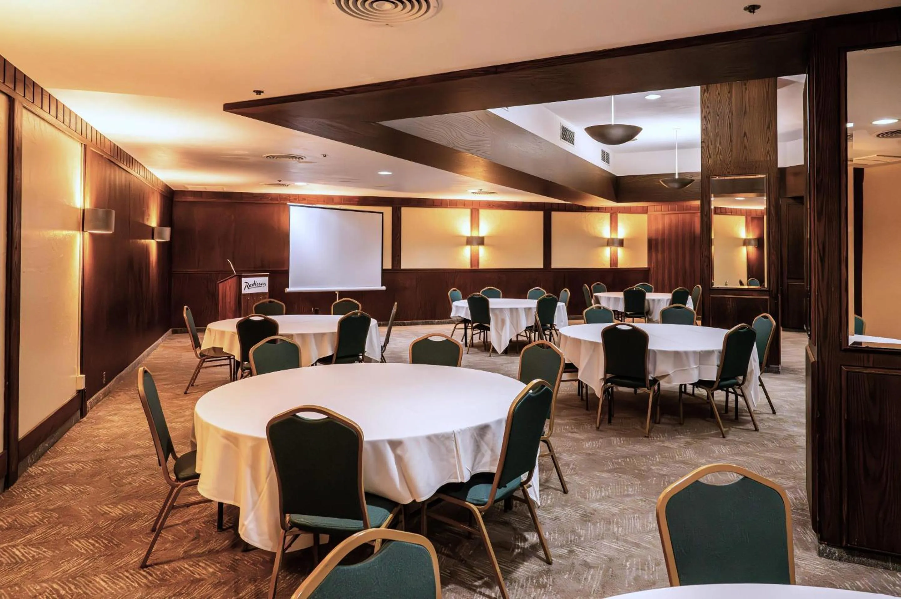 Meeting/conference room in Radisson Hotel Duluth-Harborview