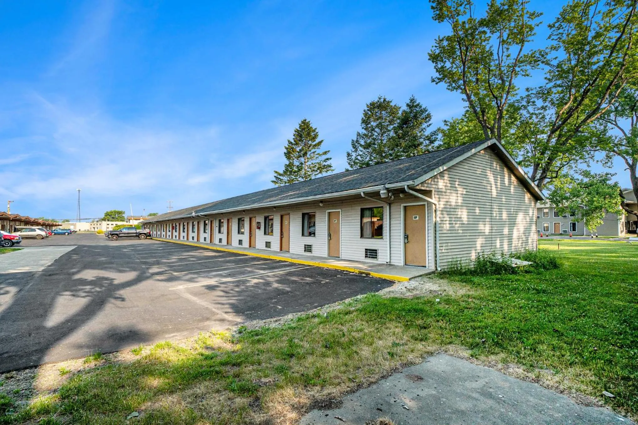 Property building in Great Lakes Inn & Suites