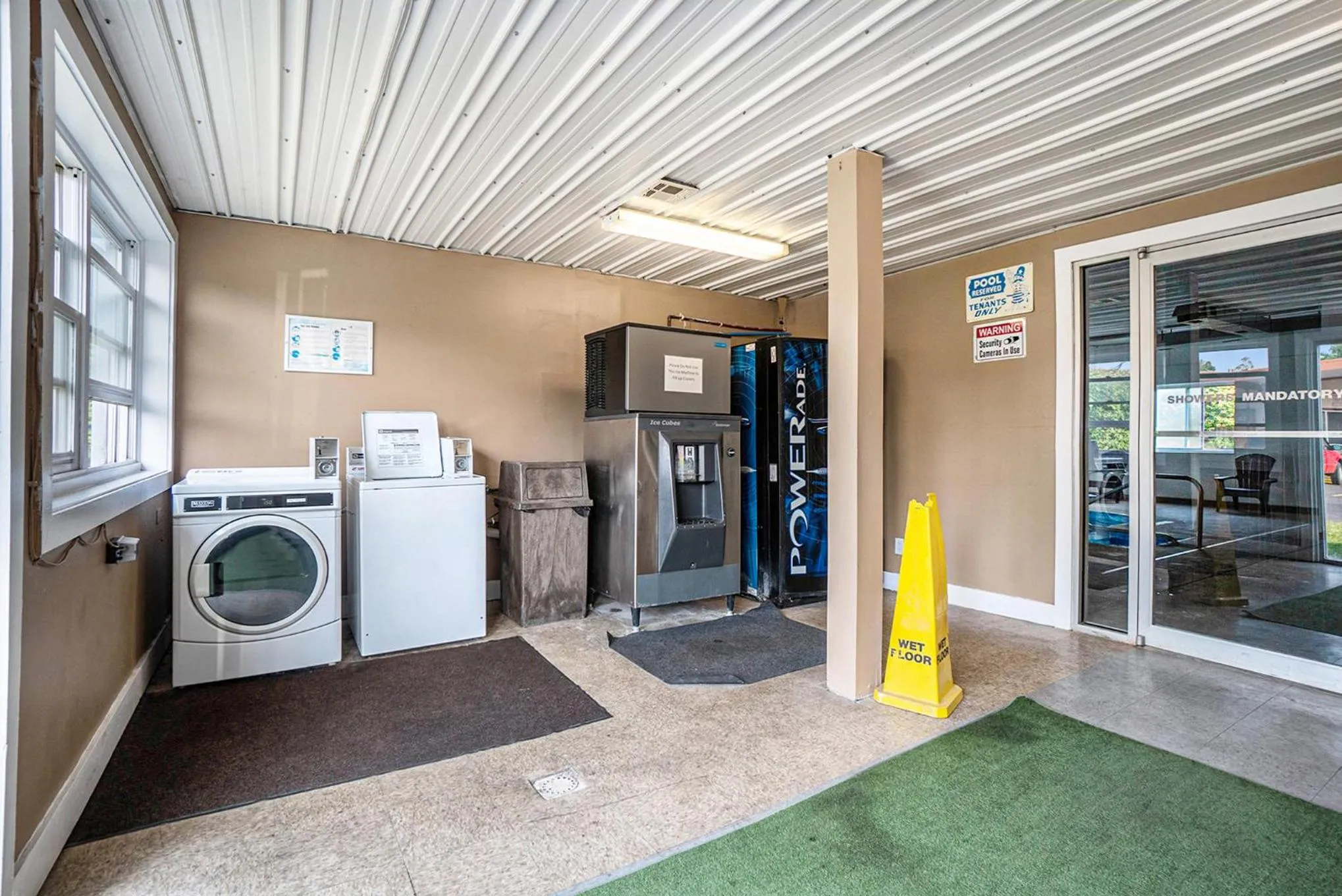 laundry in Great Lakes Inn & Suites