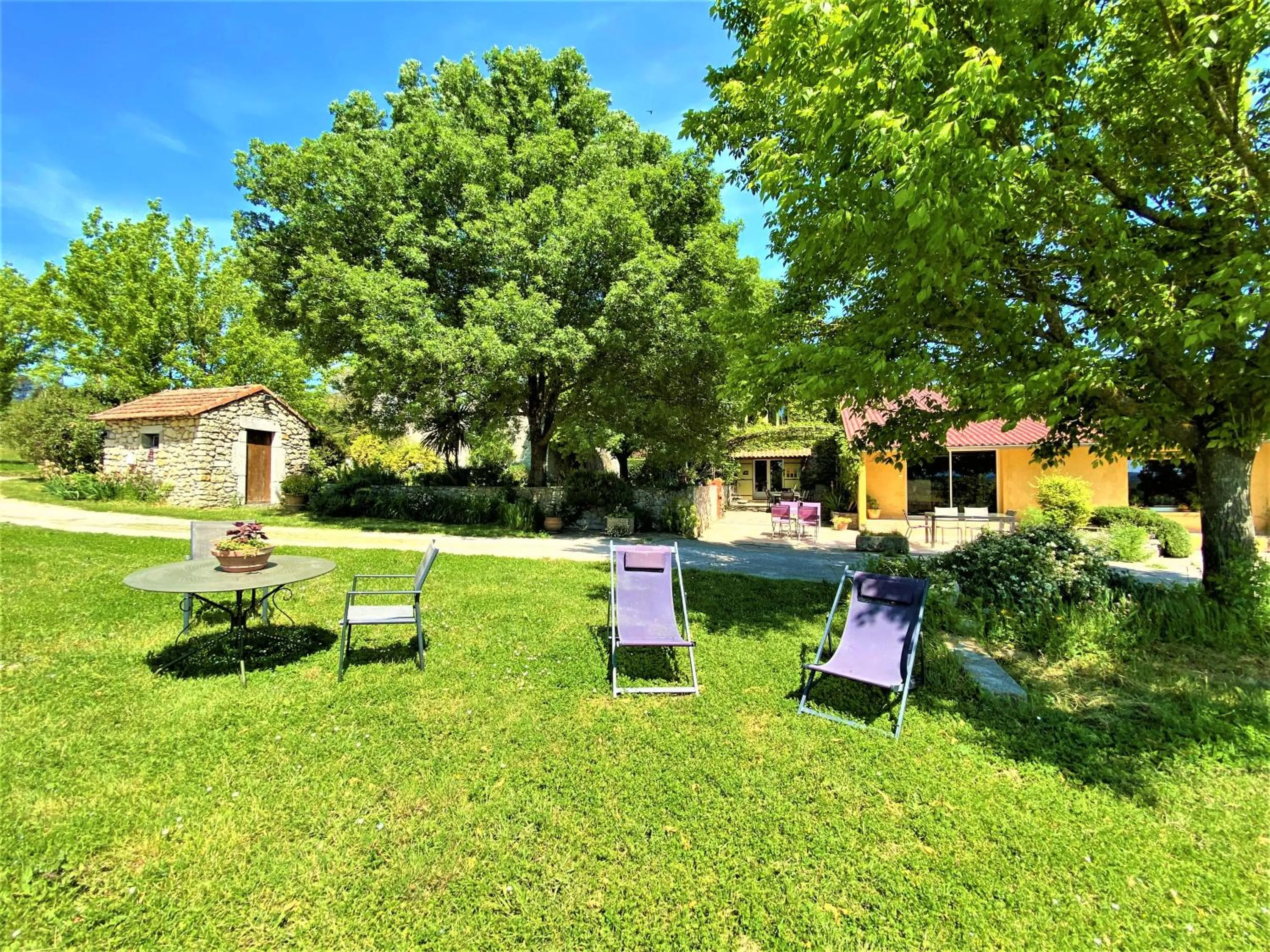 GITE DE GROUPE 15p, 7 ch, 6 sdb, parc et salle de réception, ou CHAMBRES D'HOTES