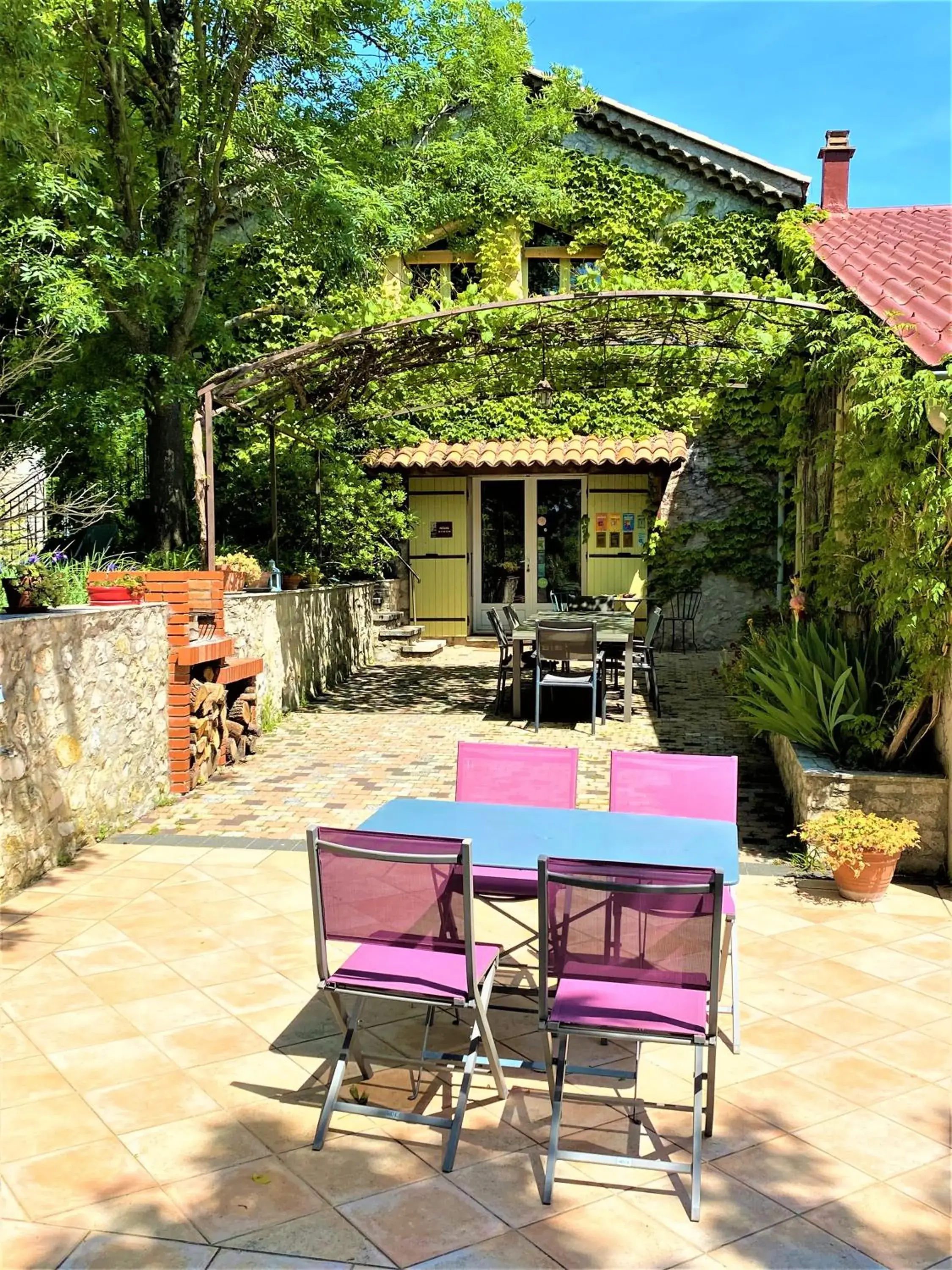 Seven-Bedroom House in GITE DE GROUPE 15p, 7 ch, 6 sdb, parc et salle de réception, ou CHAMBRES D'HOTES Seven-Bedroom House in GITE DE GROUPE 15p, 7 ch, 6 sdb, parc et salle de réception, ou CHAMBRES D'HOTES