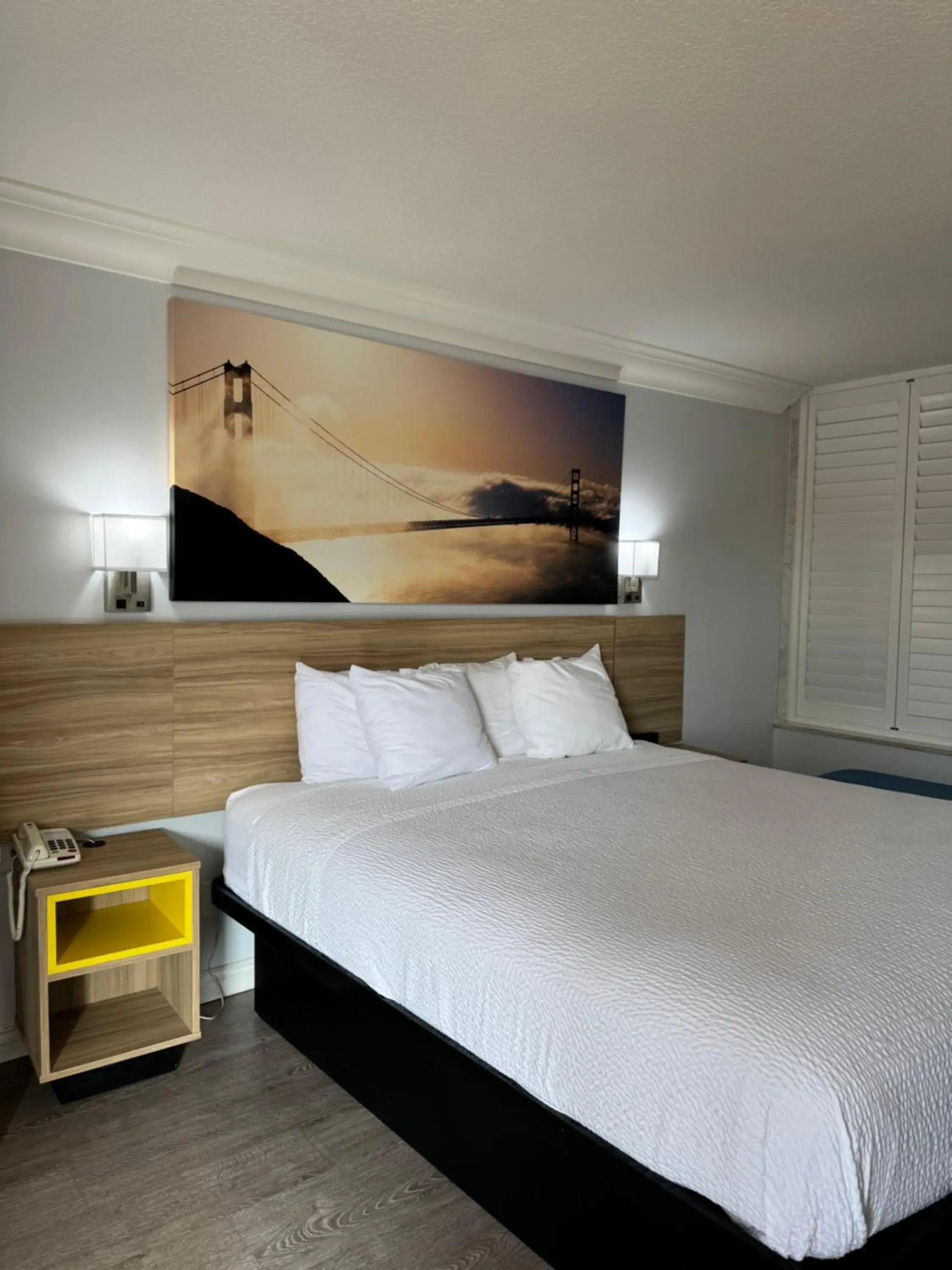 King Room with Mobility/Hearing Impaired Access - Non-Smoking in Days Inn by Wyndham Near City Of Hope King Room with Mobility/Hearing Impaired Access - Non-Smoking in Days Inn by Wyndham Near City Of Hope