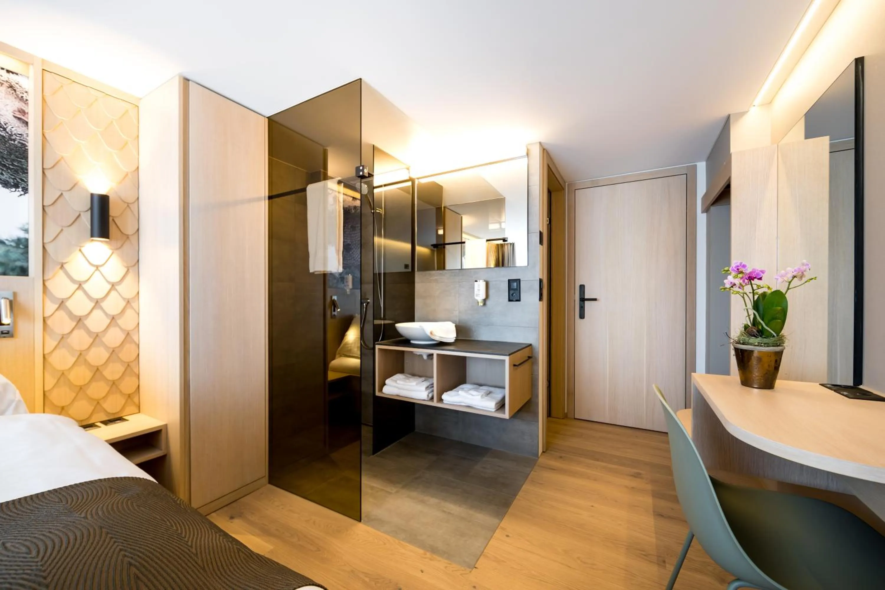 Bathroom, Bed in Hotel Restaurant Krone