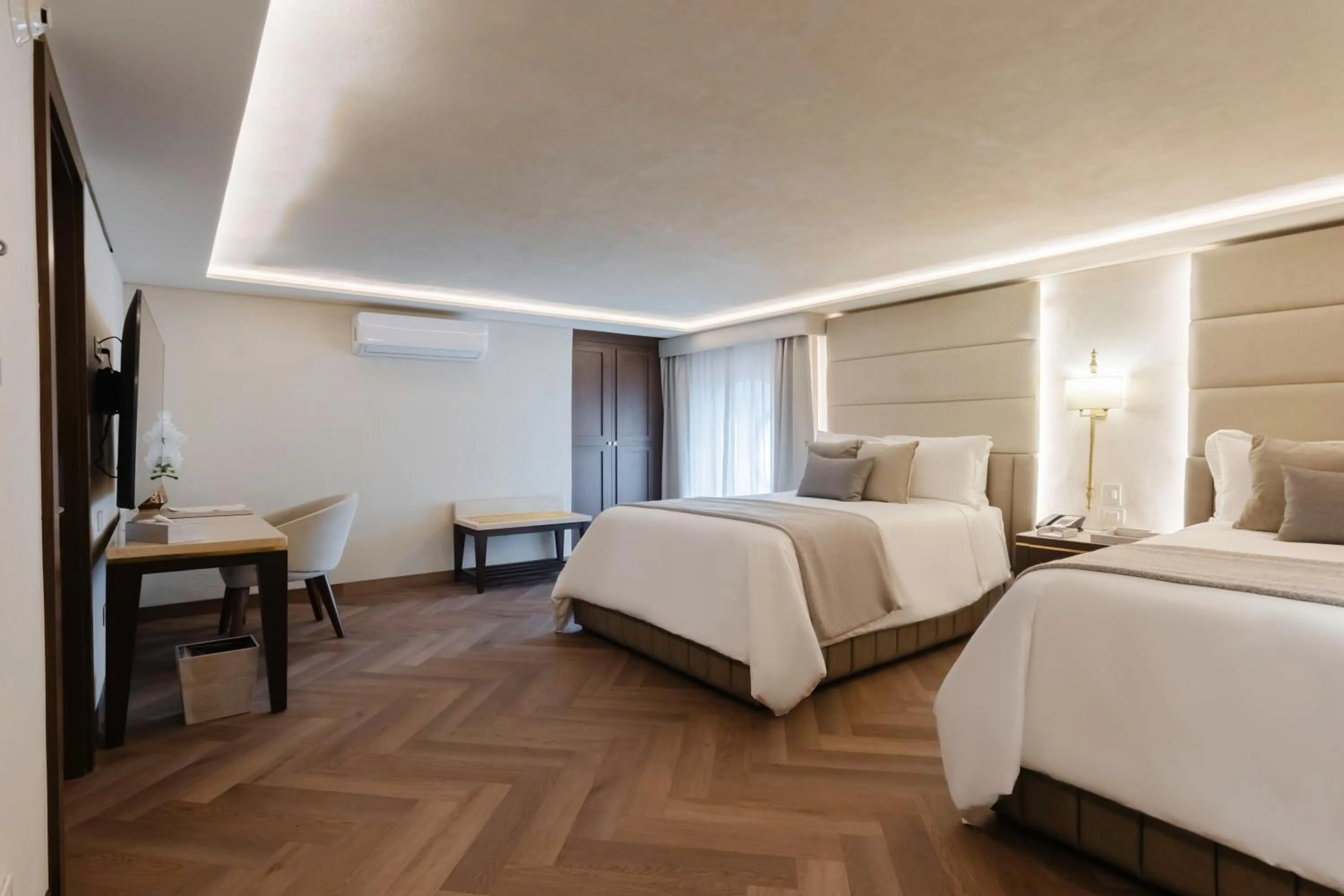 Photo of the whole room, Bed in Quinta Real Puebla