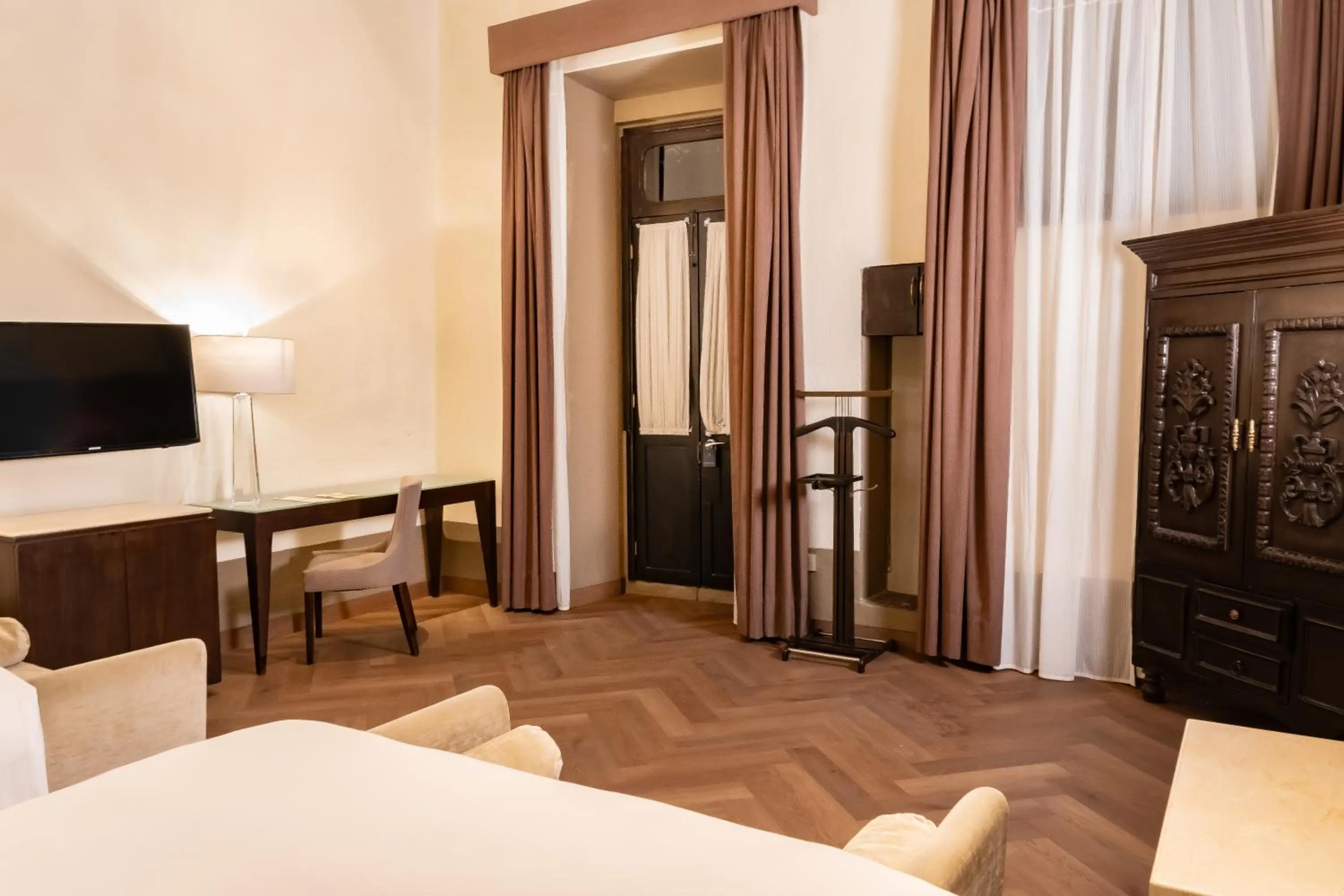 wardrobe, Bed in Quinta Real Puebla