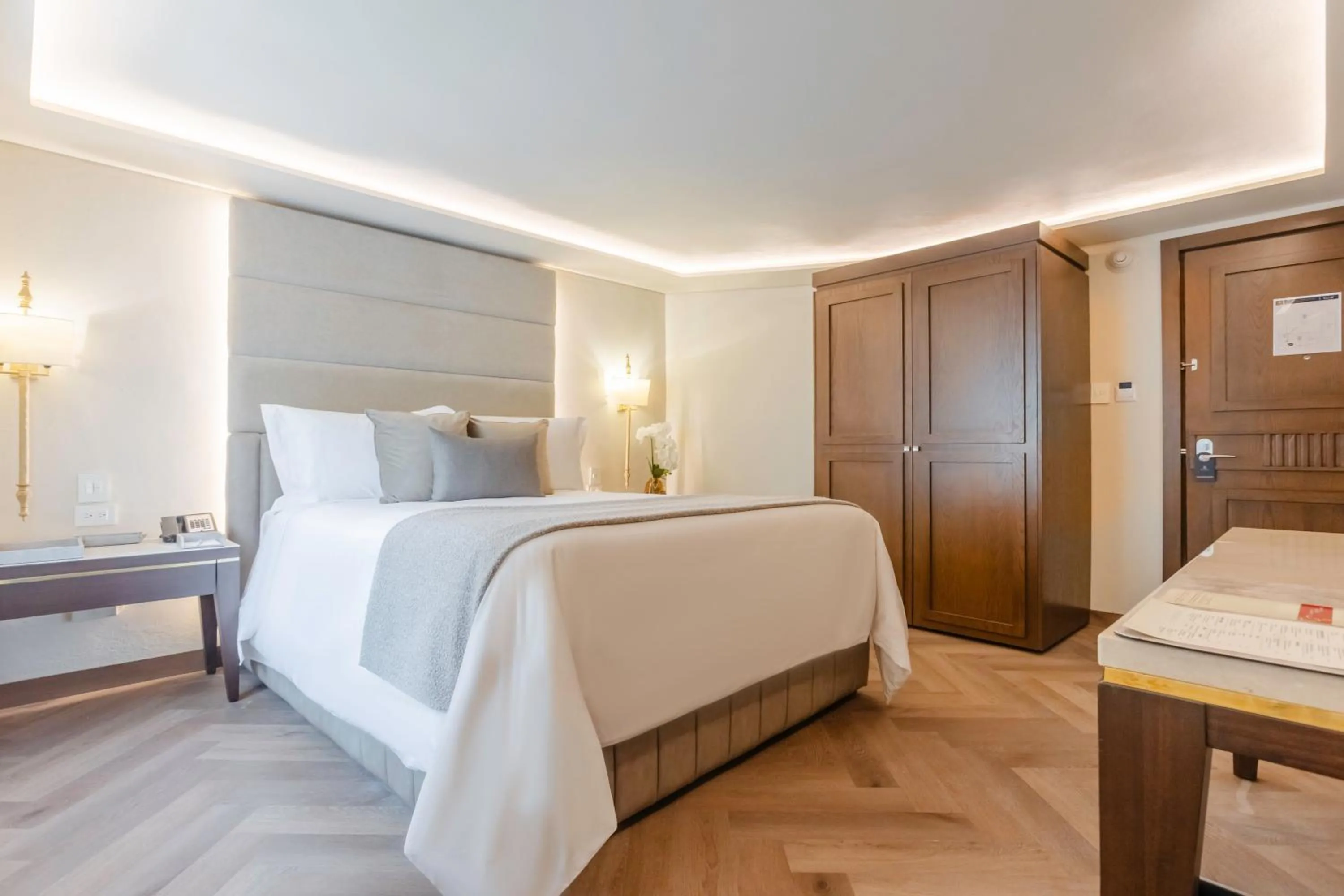 Photo of the whole room, Bed in Quinta Real Puebla