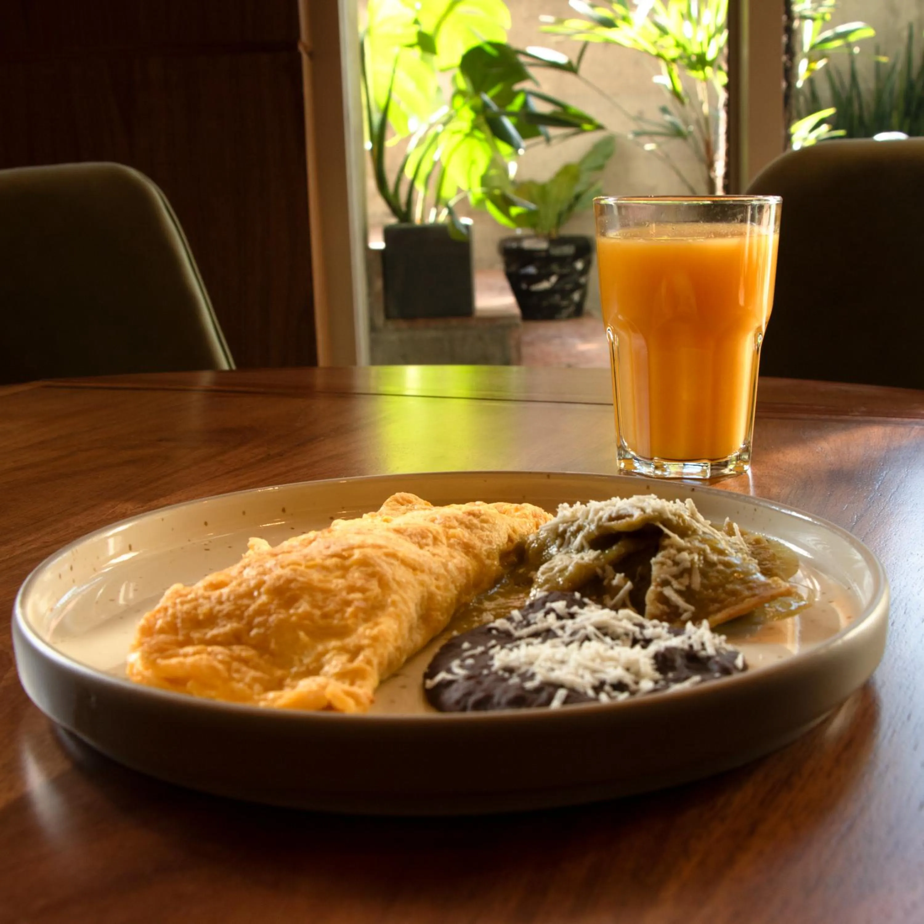 Restaurant/places to eat in St Isidro Suites Corporate Housing SPA & Wellness Center