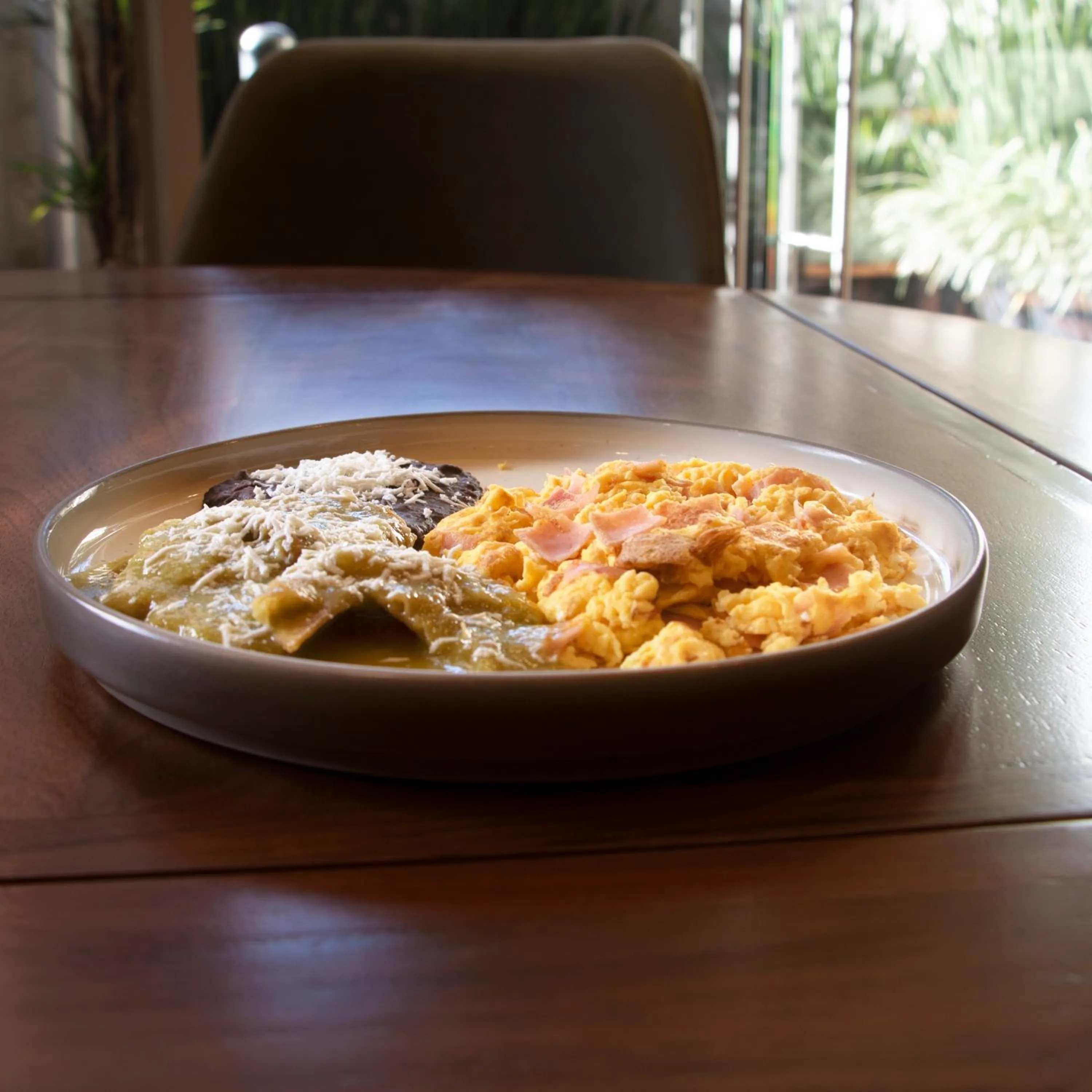 Restaurant/places to eat in St Isidro Suites Corporate Housing SPA & Wellness Center