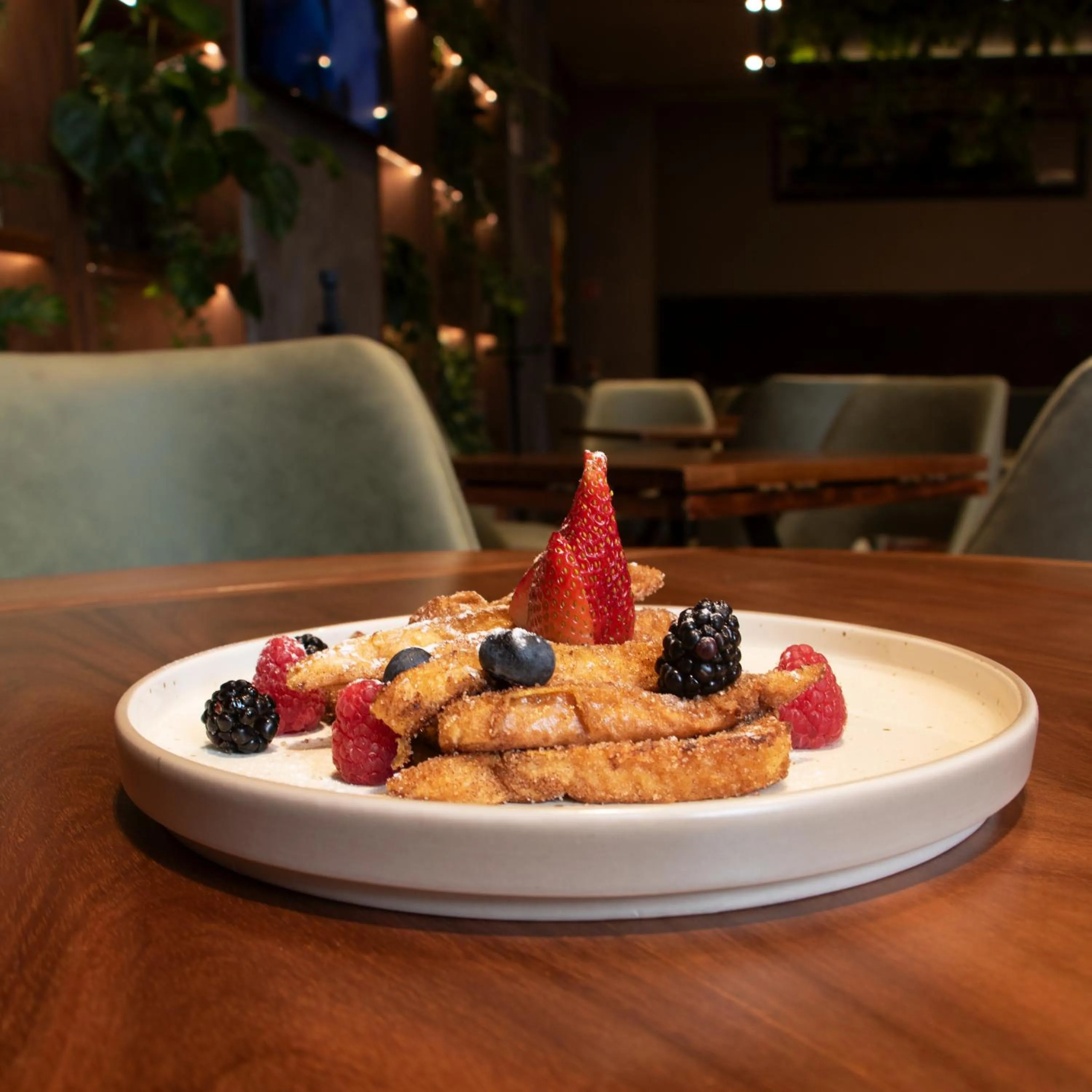 Restaurant/places to eat in St Isidro Suites Corporate Housing SPA & Wellness Center