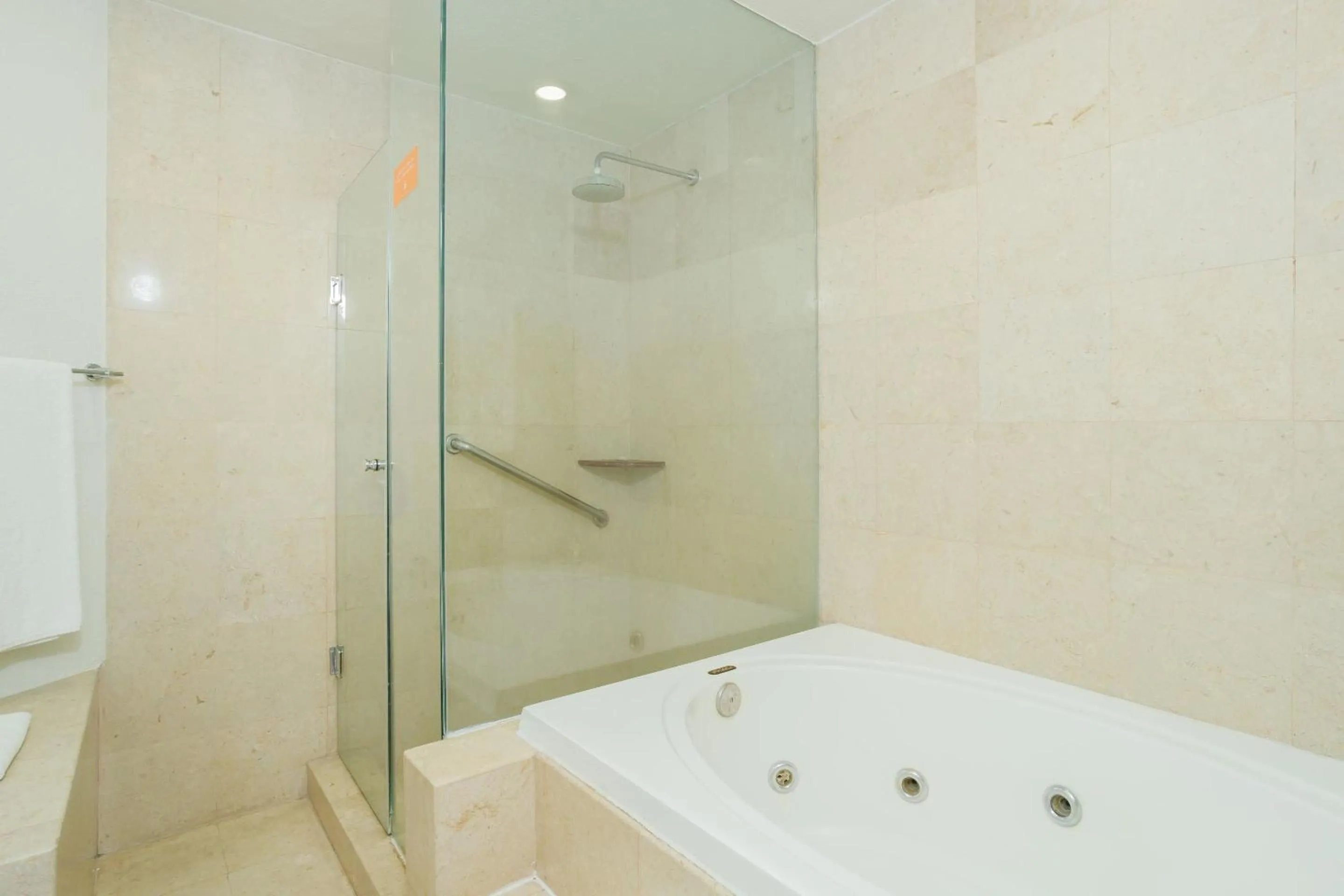 Bathroom in Real Inn Ciudad Juarez by the USA Consulate