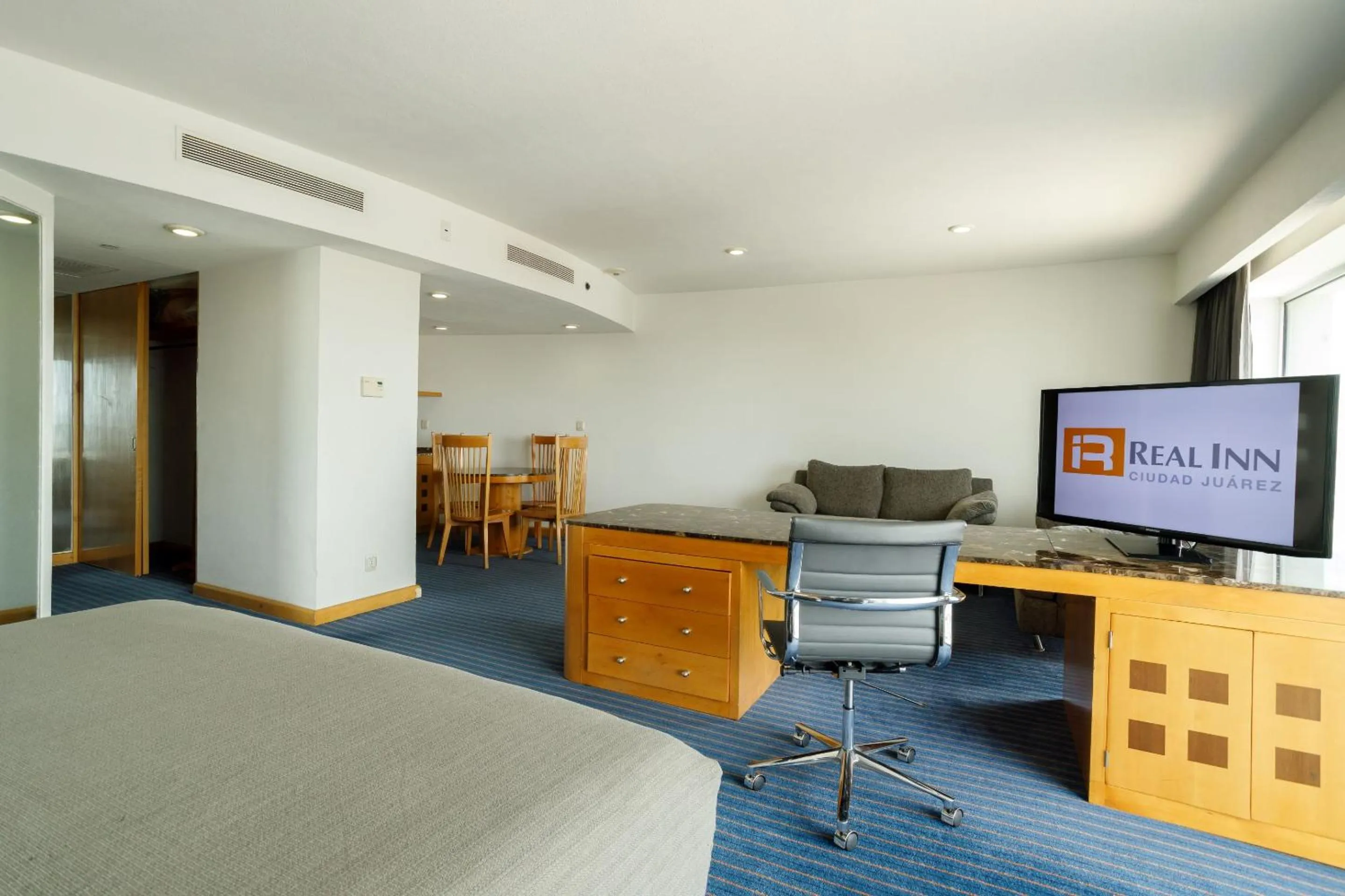 Photo of the whole room in Real Inn Ciudad Juarez by the USA Consulate