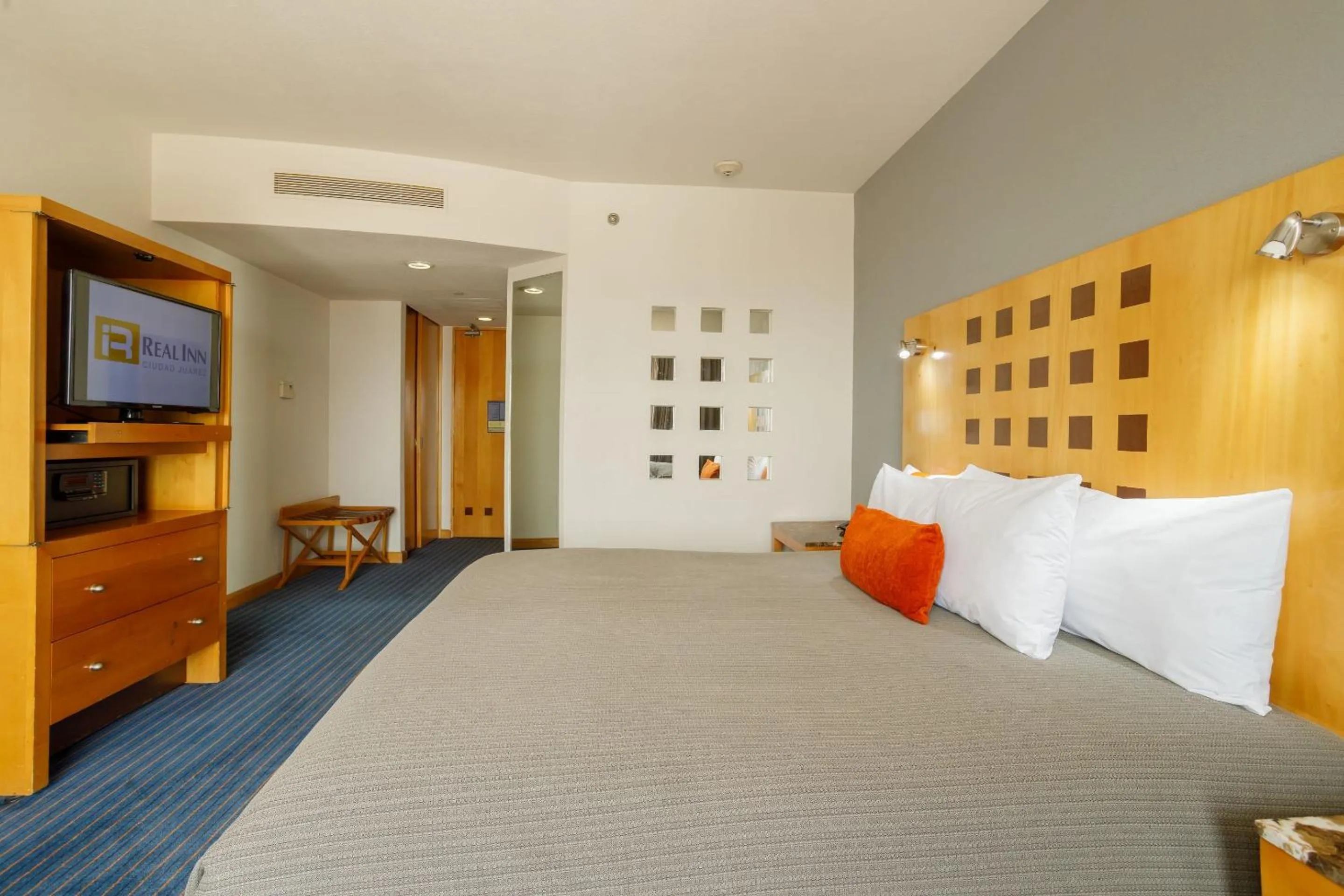 Photo of the whole room in Real Inn Ciudad Juarez by the USA Consulate