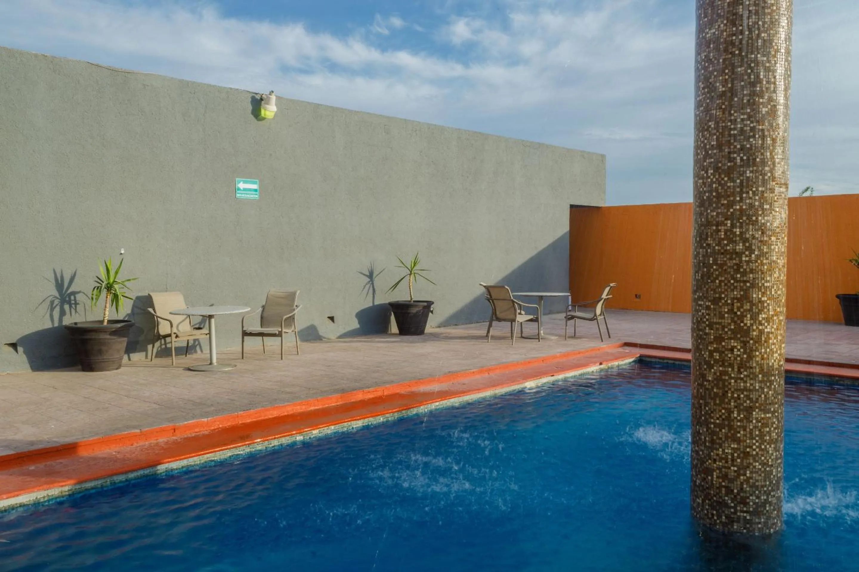 Swimming pool in Real Inn Ciudad Juarez by the USA Consulate